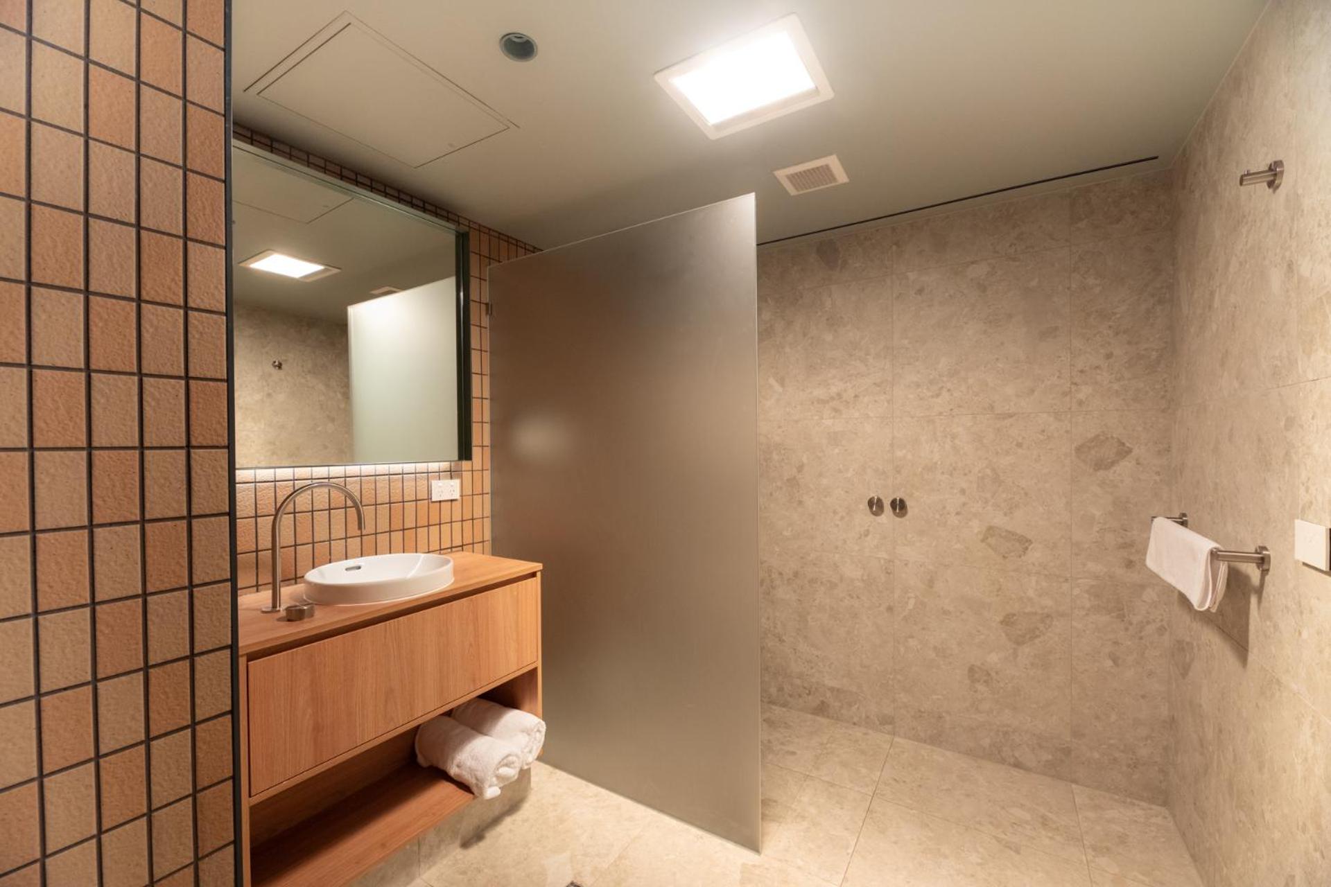 One-Bedroom Suite - Free Wifi and Parking - Photo 4