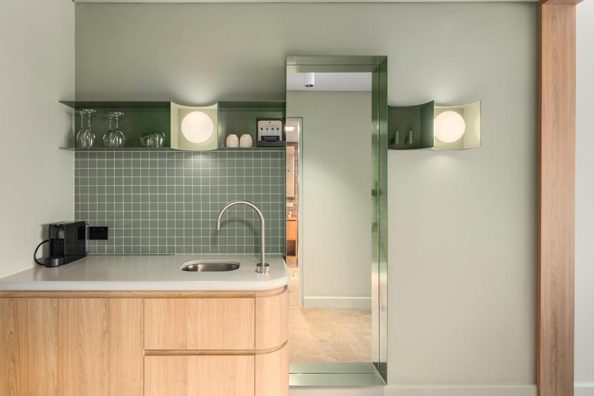 One-Bedroom Suite - Free Wifi and Parking - Photo 3