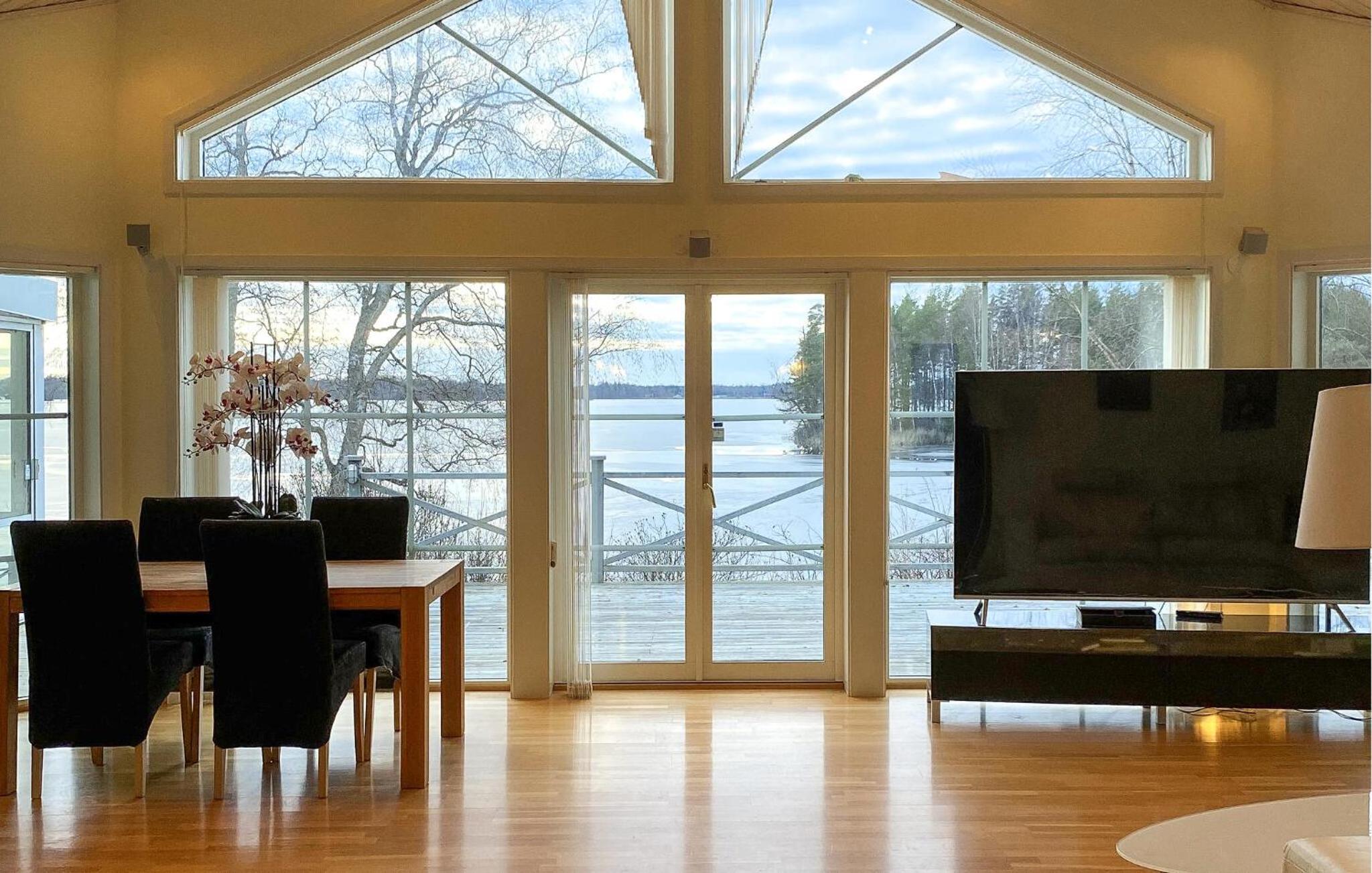 Three-Bedroom Vacation Home  photo 2