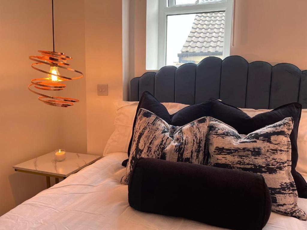 Deluxe One-Bedroom Apartment with City View photo 2