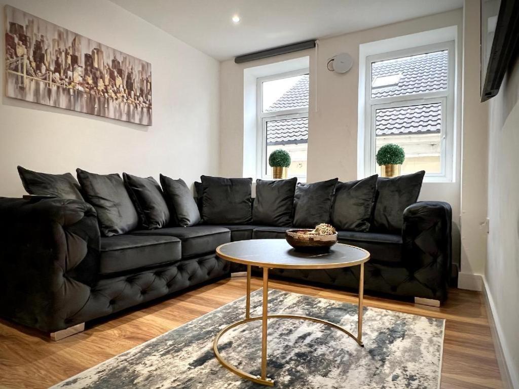 Deluxe One-Bedroom Apartment with City View photo 3