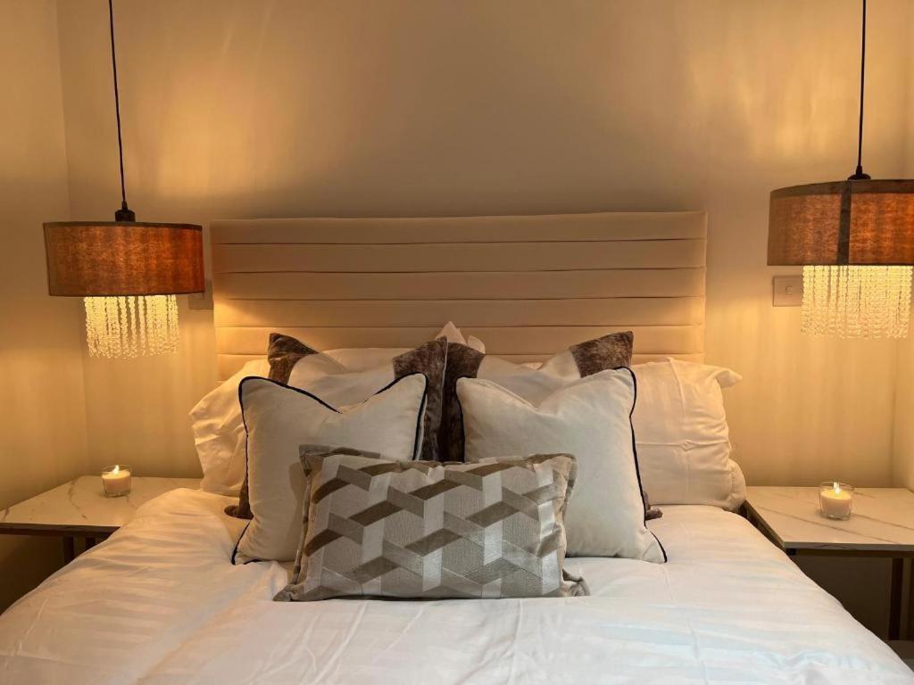 Deluxe One-Bedroom Apartment with City View - Photo 1