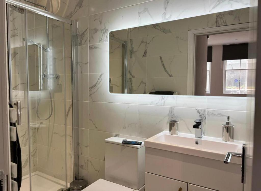Apartment with Shower - Photo 2