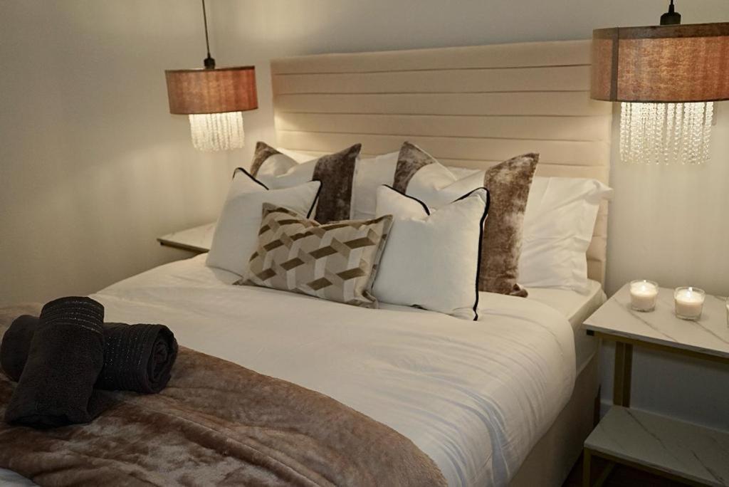 Deluxe One-Bedroom Apartment with City View - Photo 15