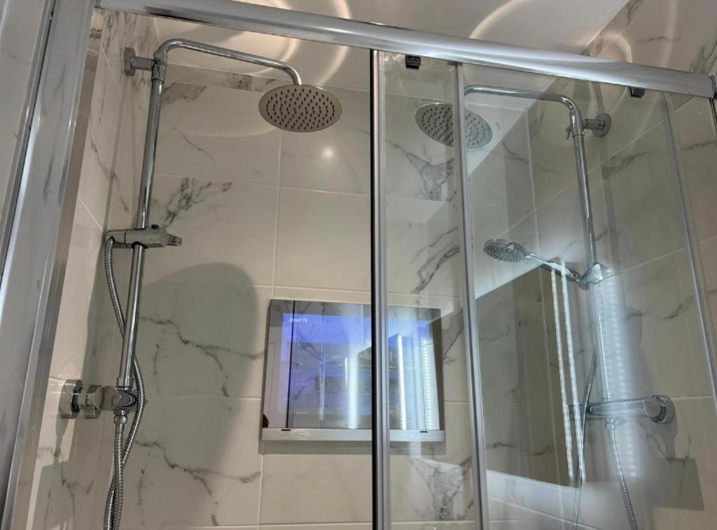 Apartment with Shower - Photo 4