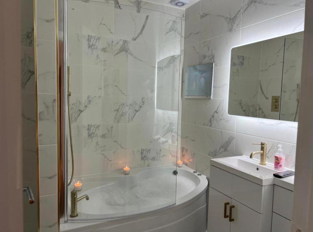 Deluxe One-Bedroom Apartment with City View - Photo 18