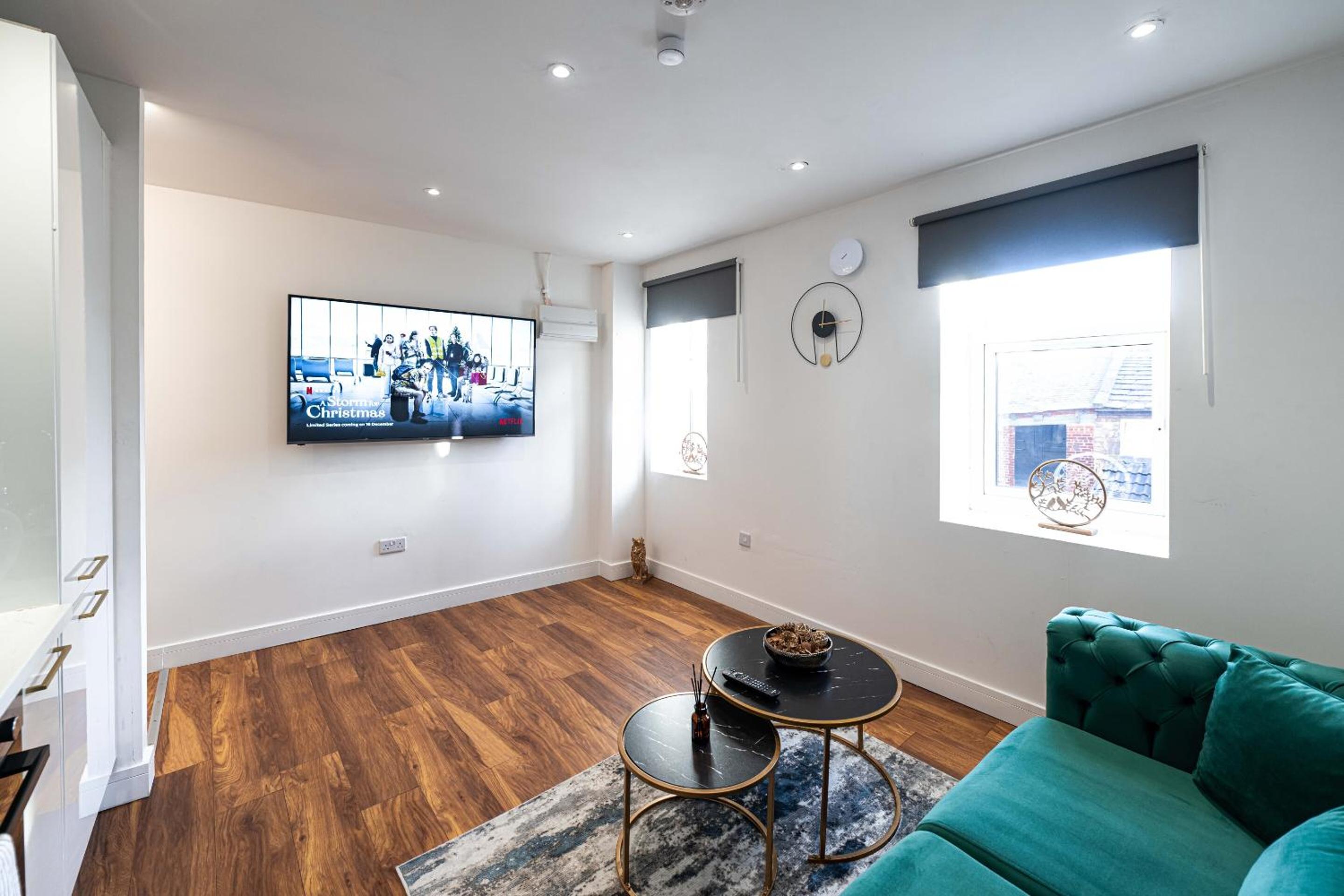 Deluxe One-Bedroom Apartment with City View - Photo 21