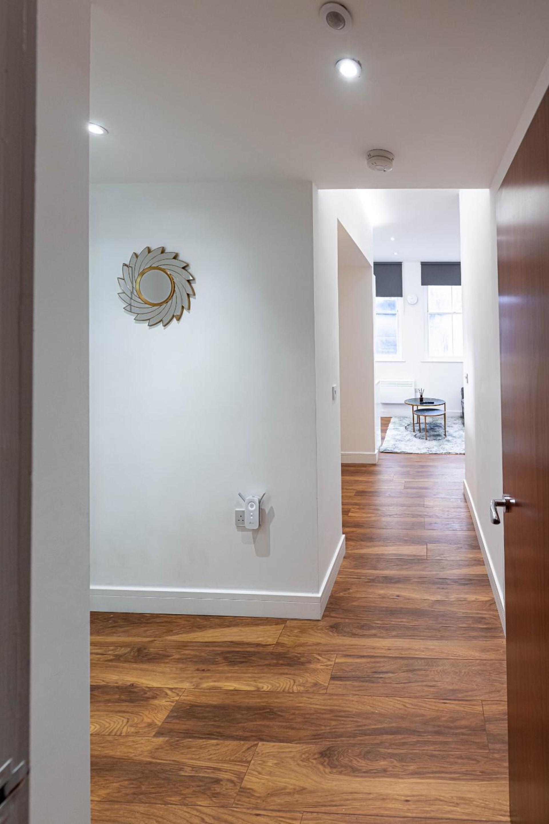 Deluxe One-Bedroom Apartment with City View - Photo 22