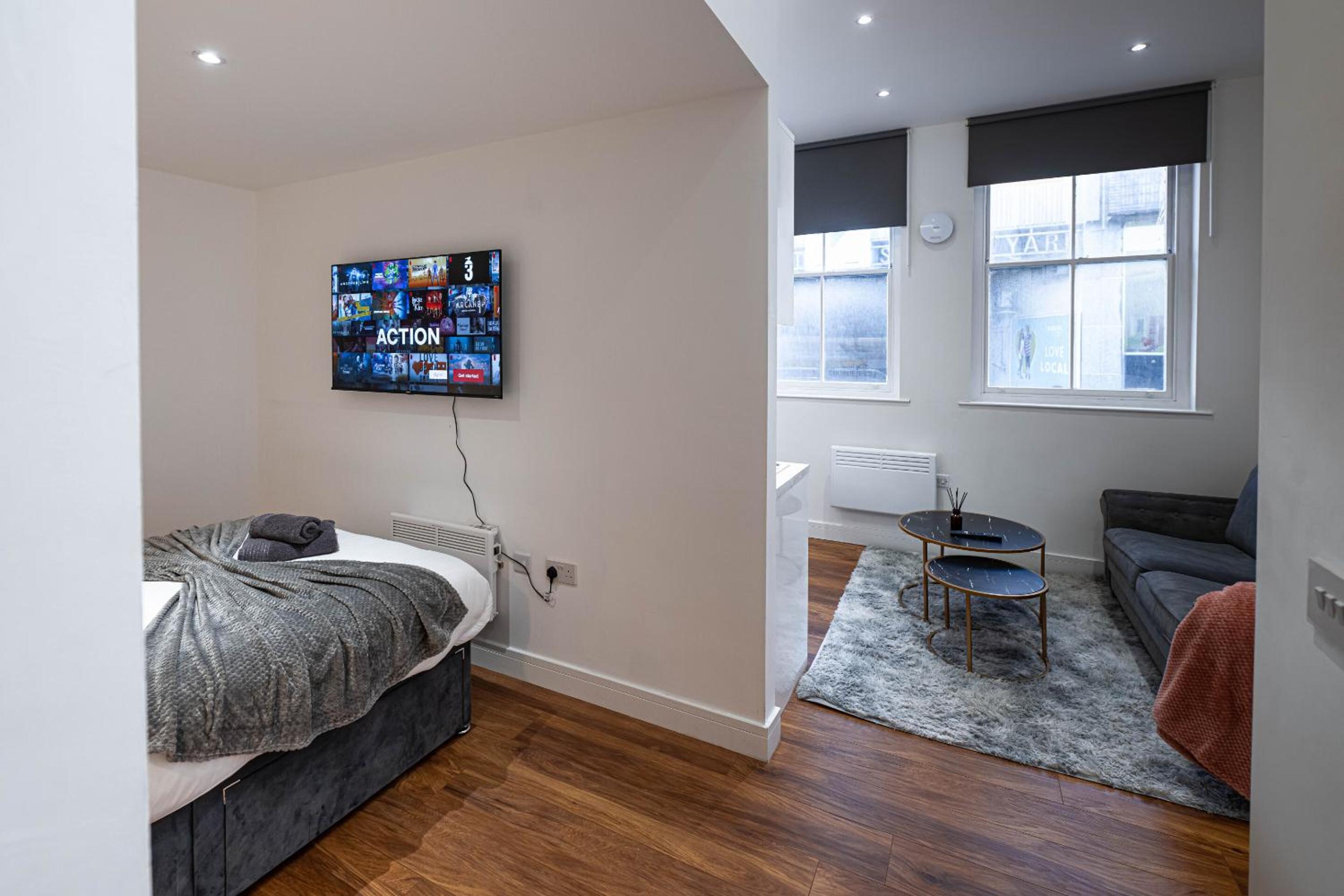 Deluxe One-Bedroom Apartment with City View - Photo 24