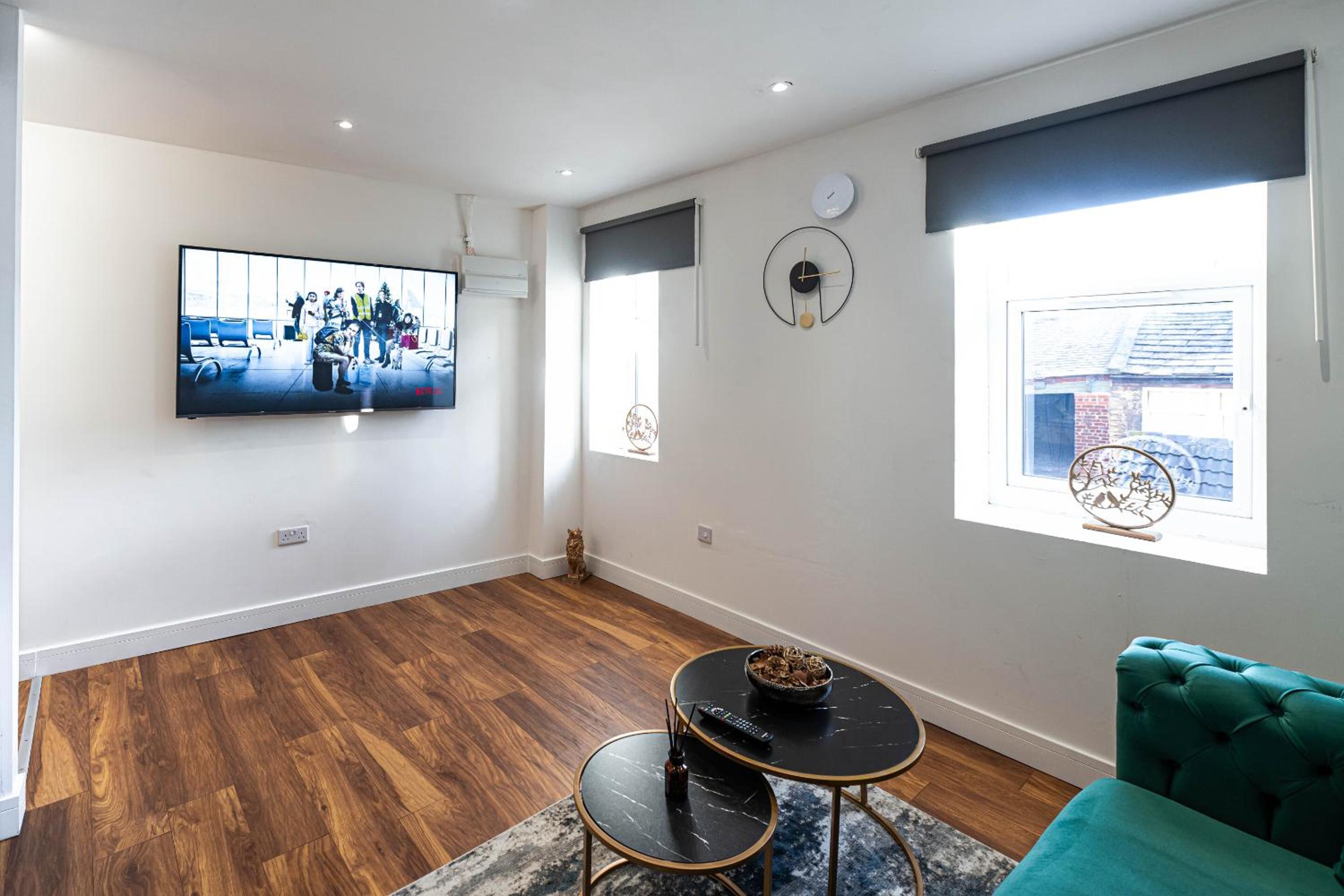 Deluxe One-Bedroom Apartment with City View - Photo 25