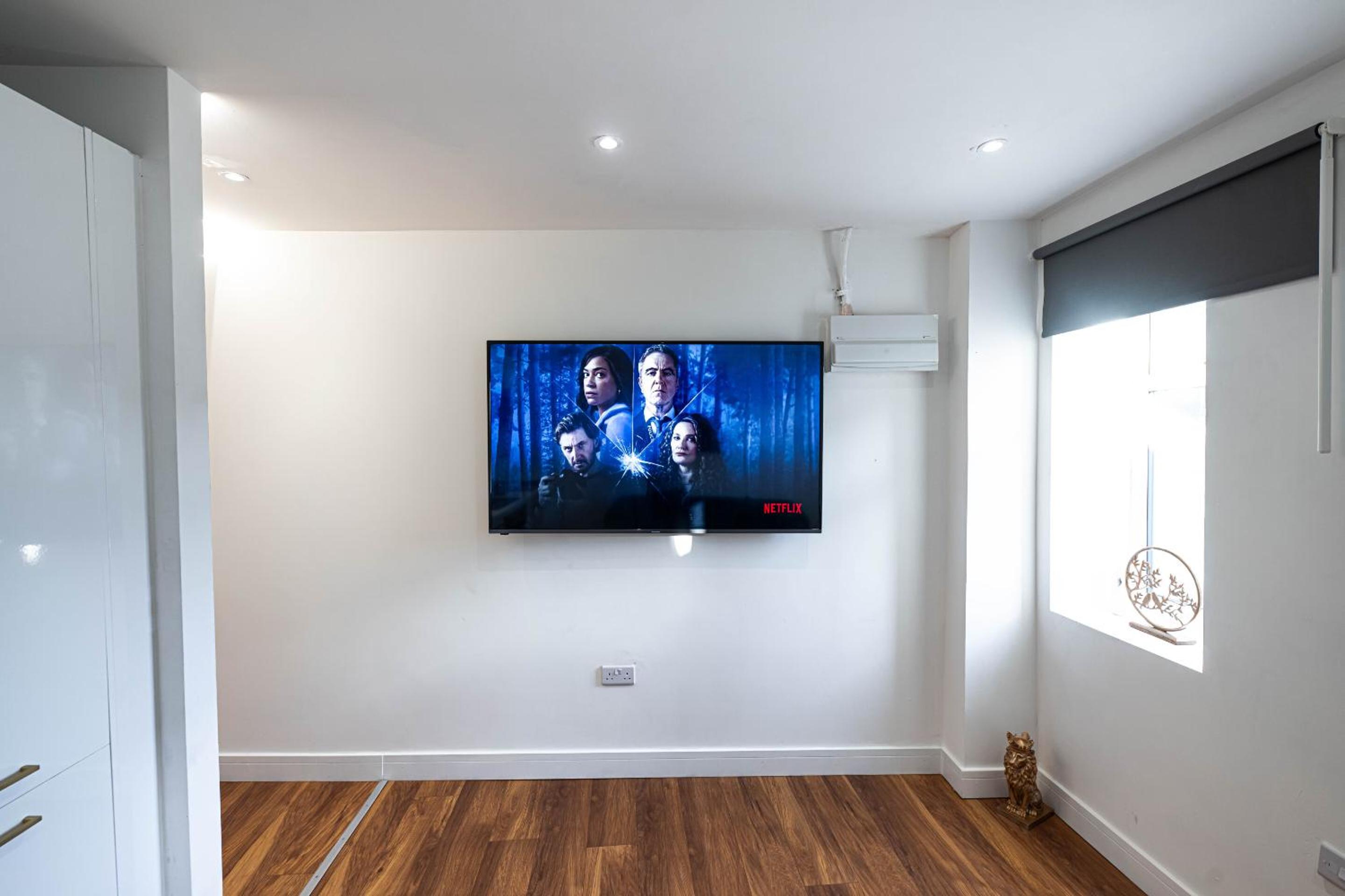 Deluxe One-Bedroom Apartment with City View - Photo 32