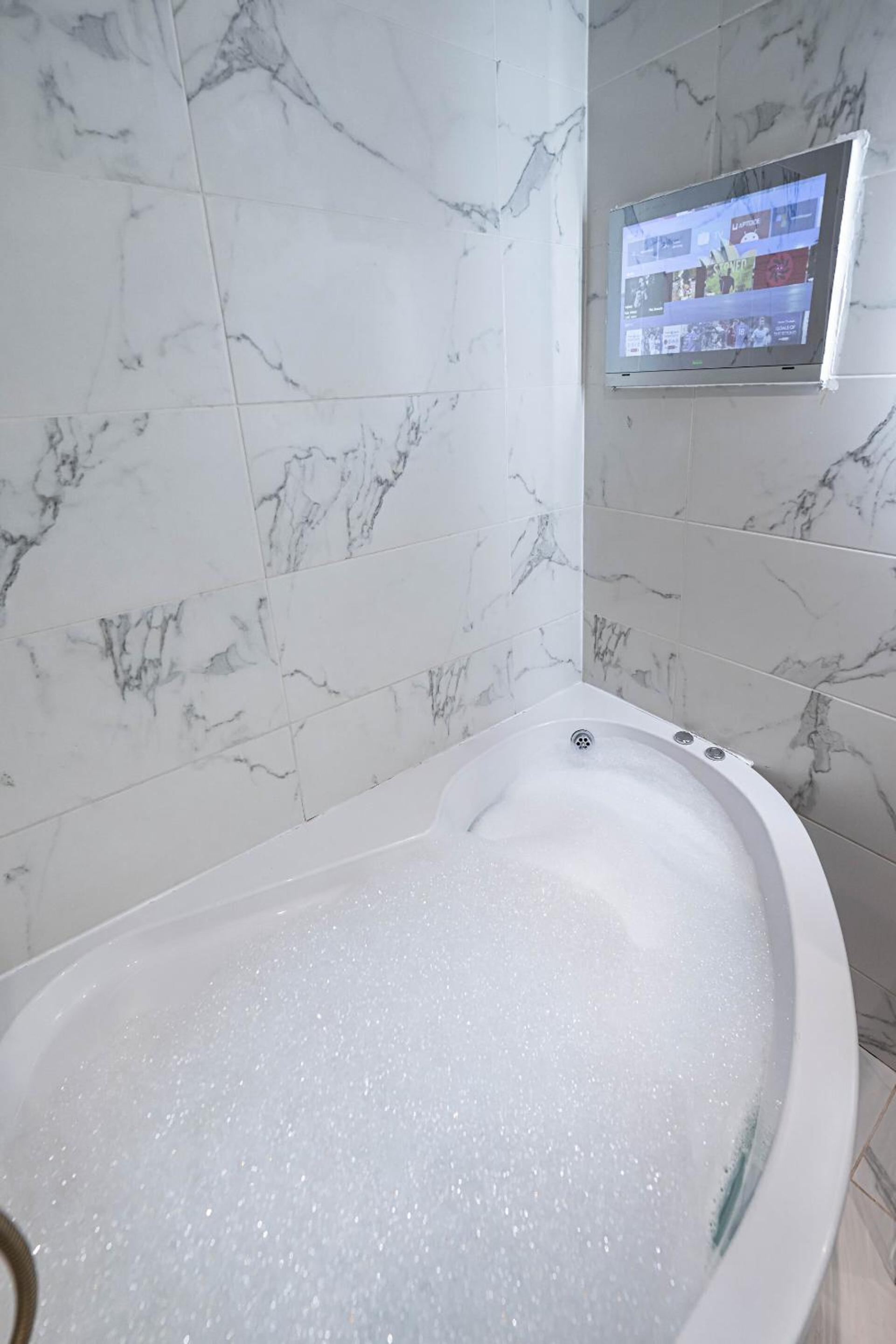 Deluxe One-Bedroom Apartment with City View - Photo 33
