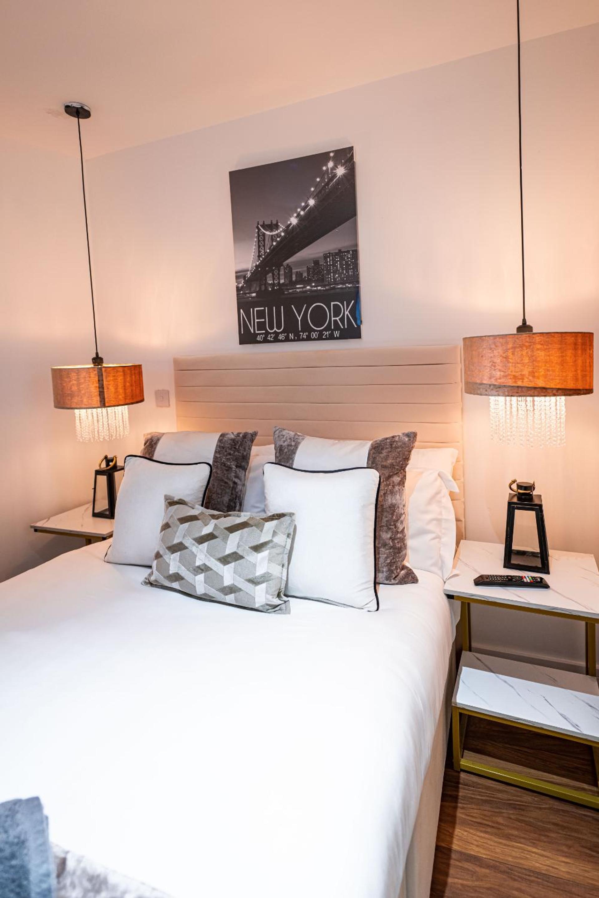 Deluxe One-Bedroom Apartment with City View - Photo 35