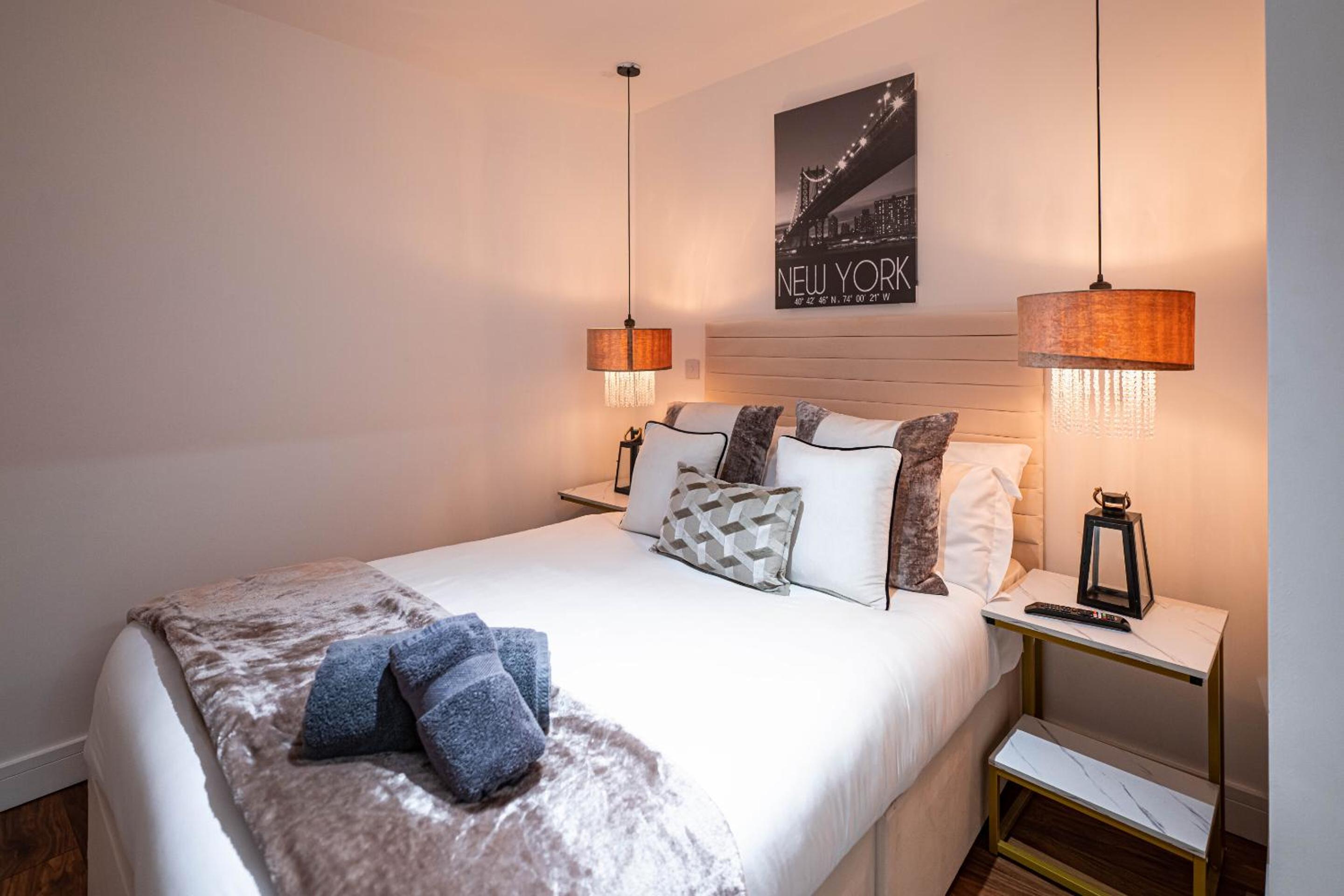 Deluxe One-Bedroom Apartment with City View - Photo 2