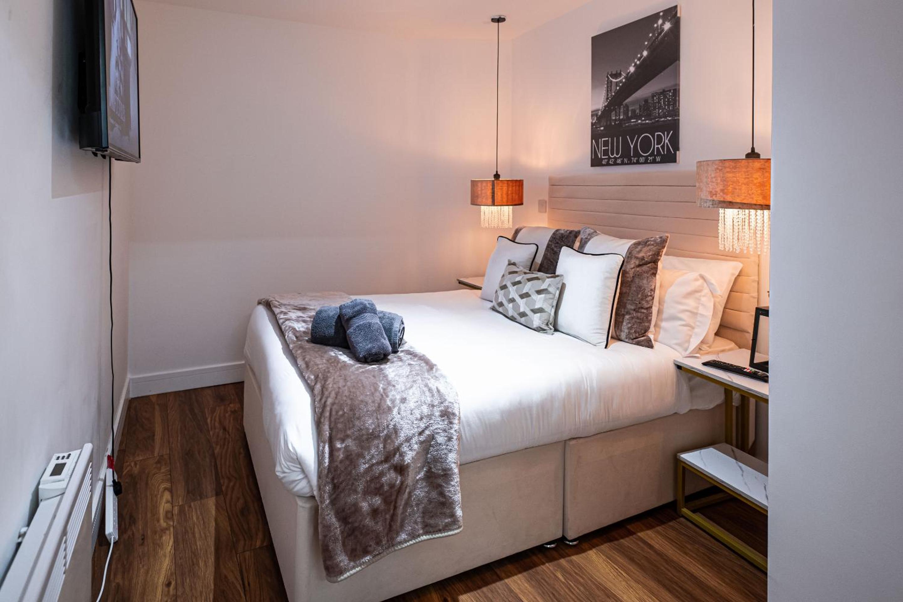 Deluxe One-Bedroom Apartment with City View - Photo 5