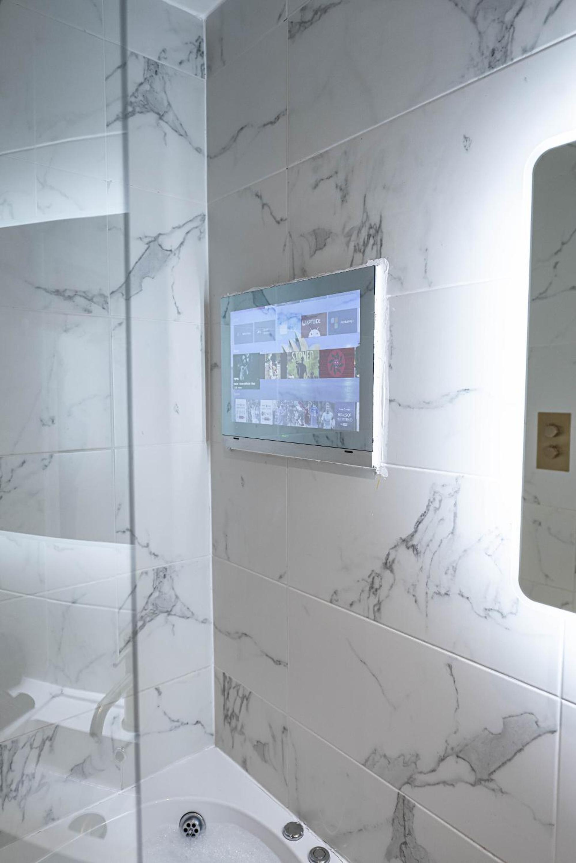 Deluxe One-Bedroom Apartment with City View - Photo 9