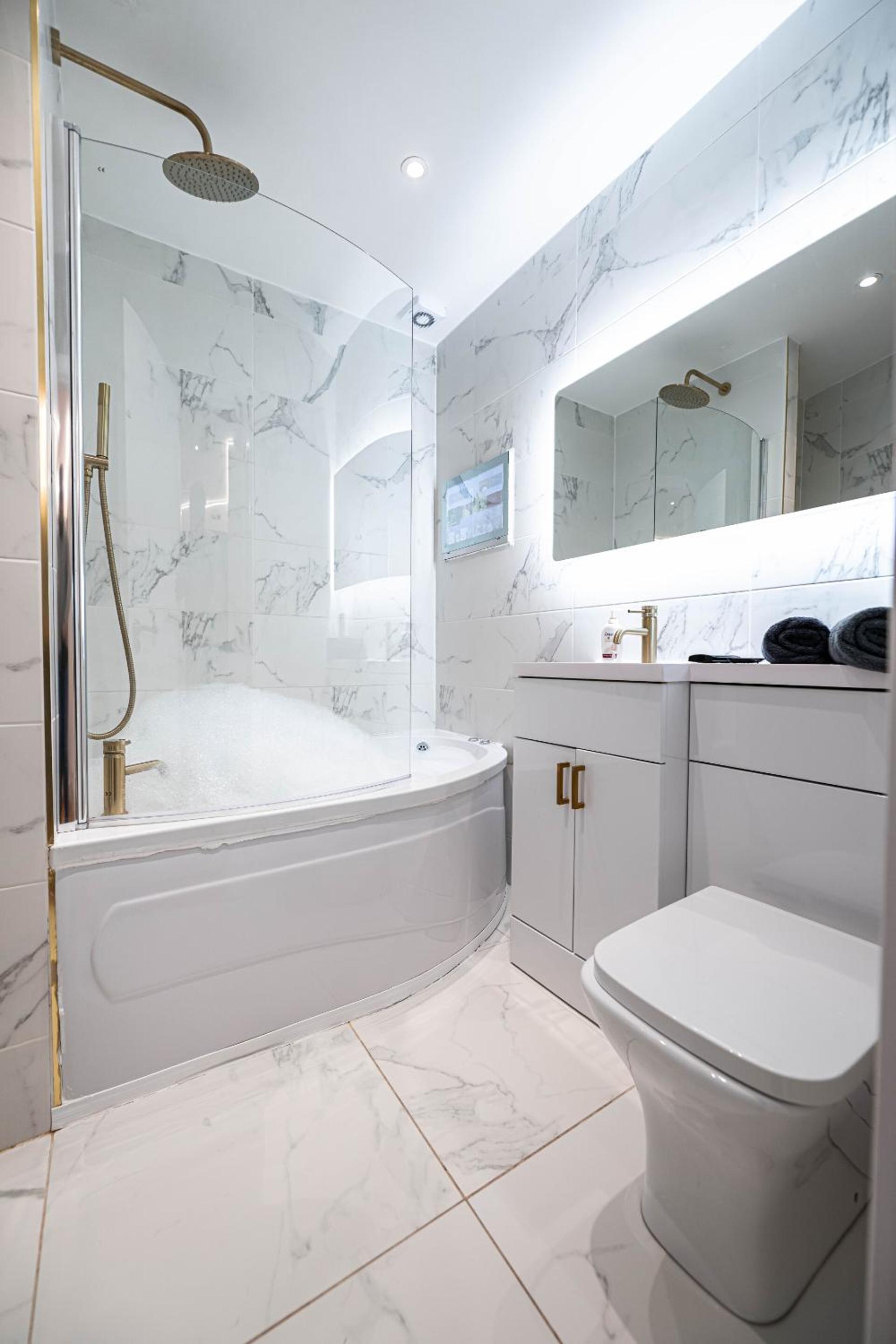 Deluxe One-Bedroom Apartment with City View - Photo 10