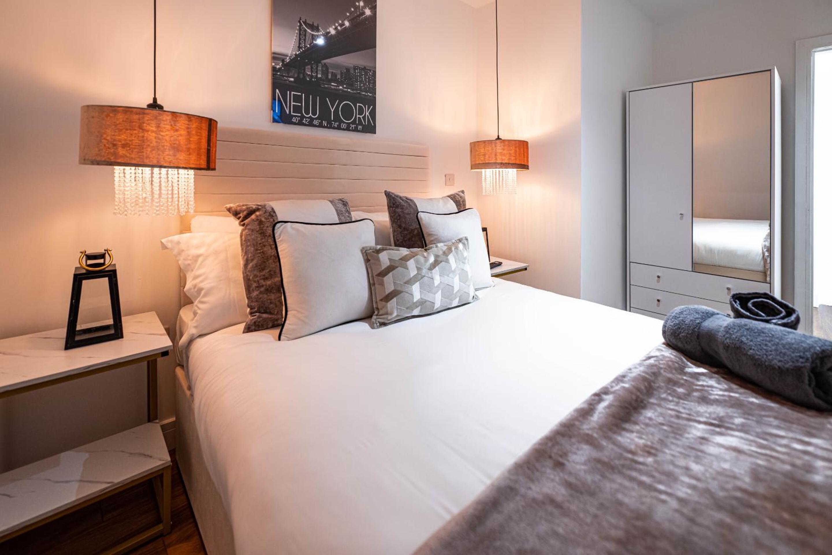 Deluxe One-Bedroom Apartment with City View - Photo 29