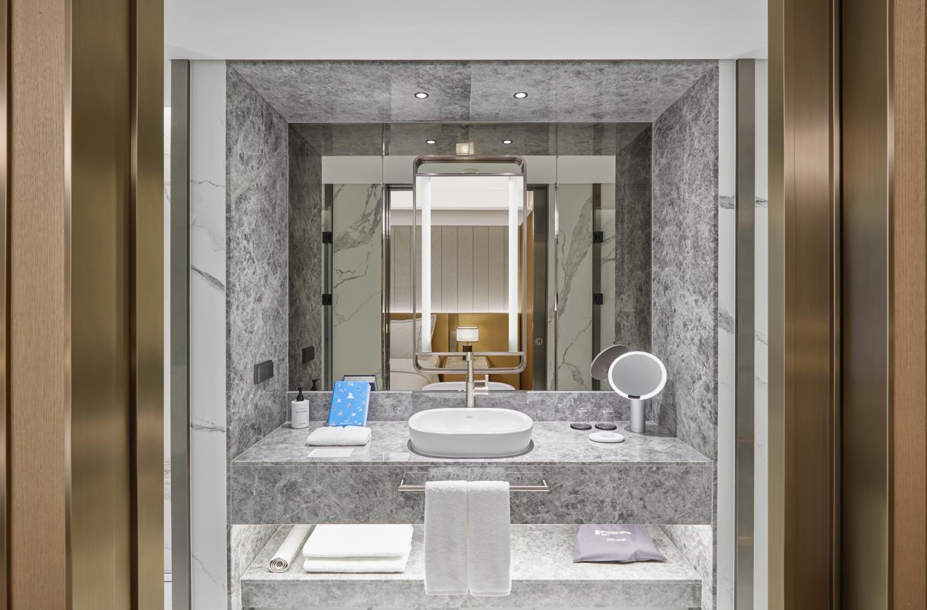 Premium King Room - Non-Smoking - Photo 4
