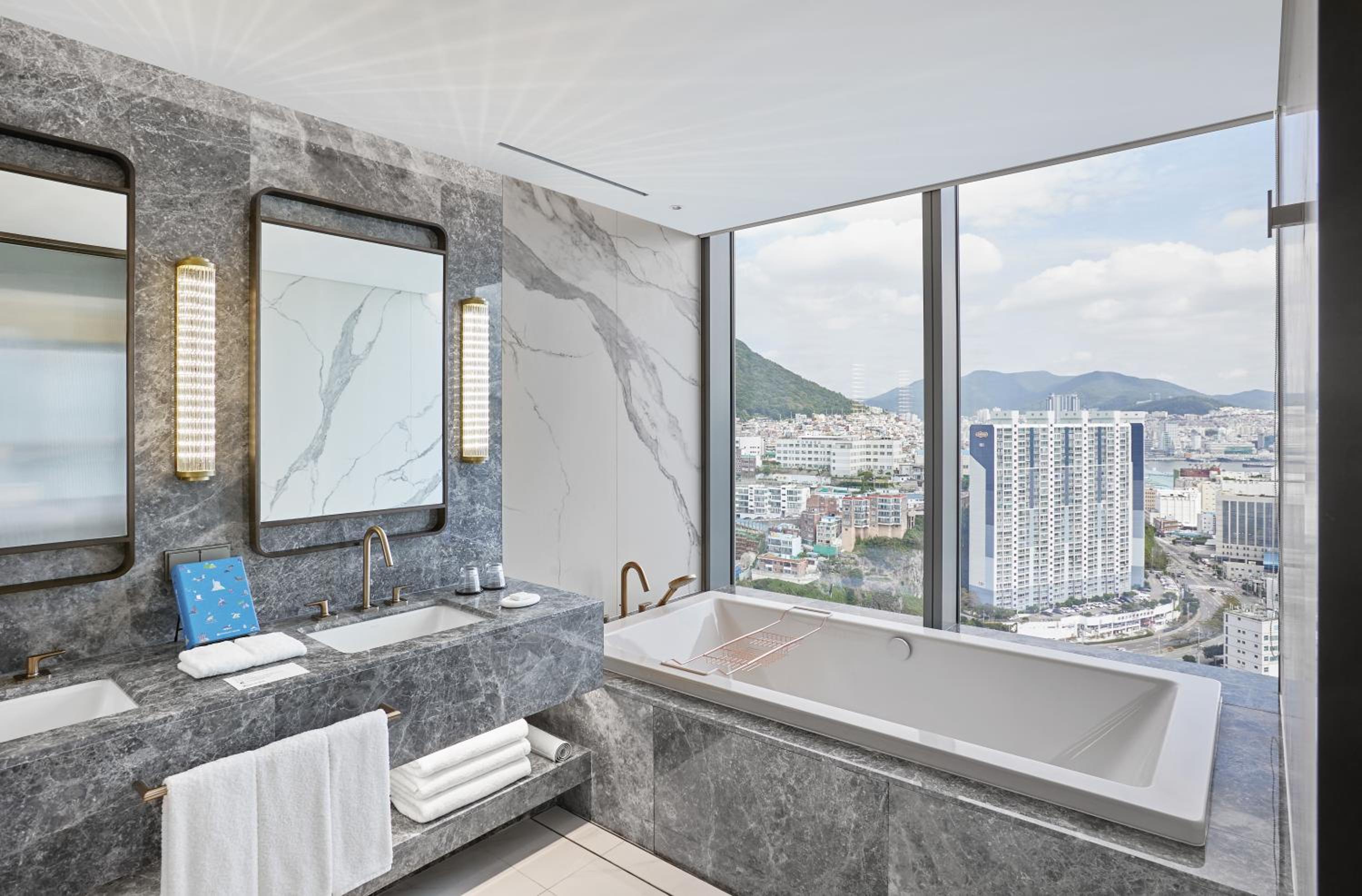 Corner Suite - Photo 4