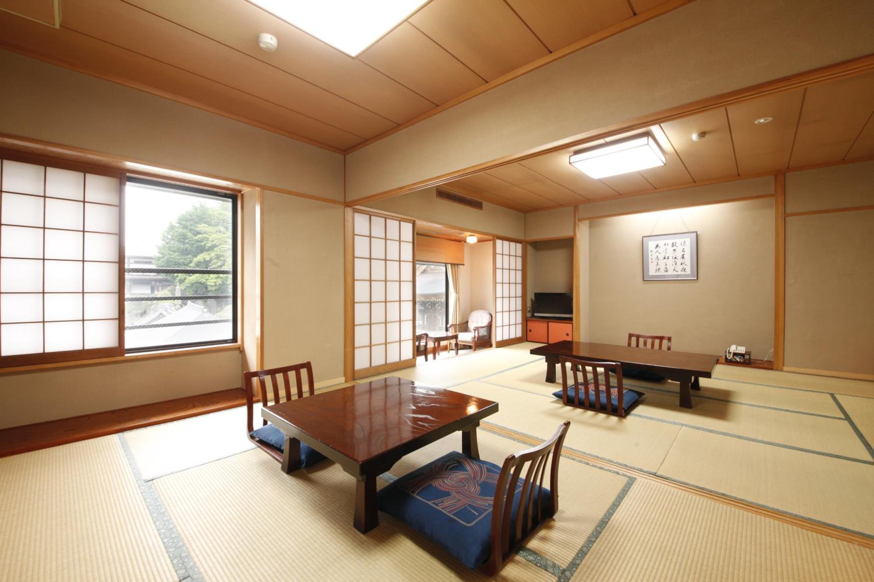 Deluxe Japanese-Style Room with Private Bathroom - Naritasan Temple View photo 2