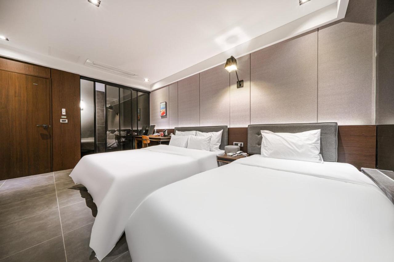 Twin Room with Bath - Photo 1