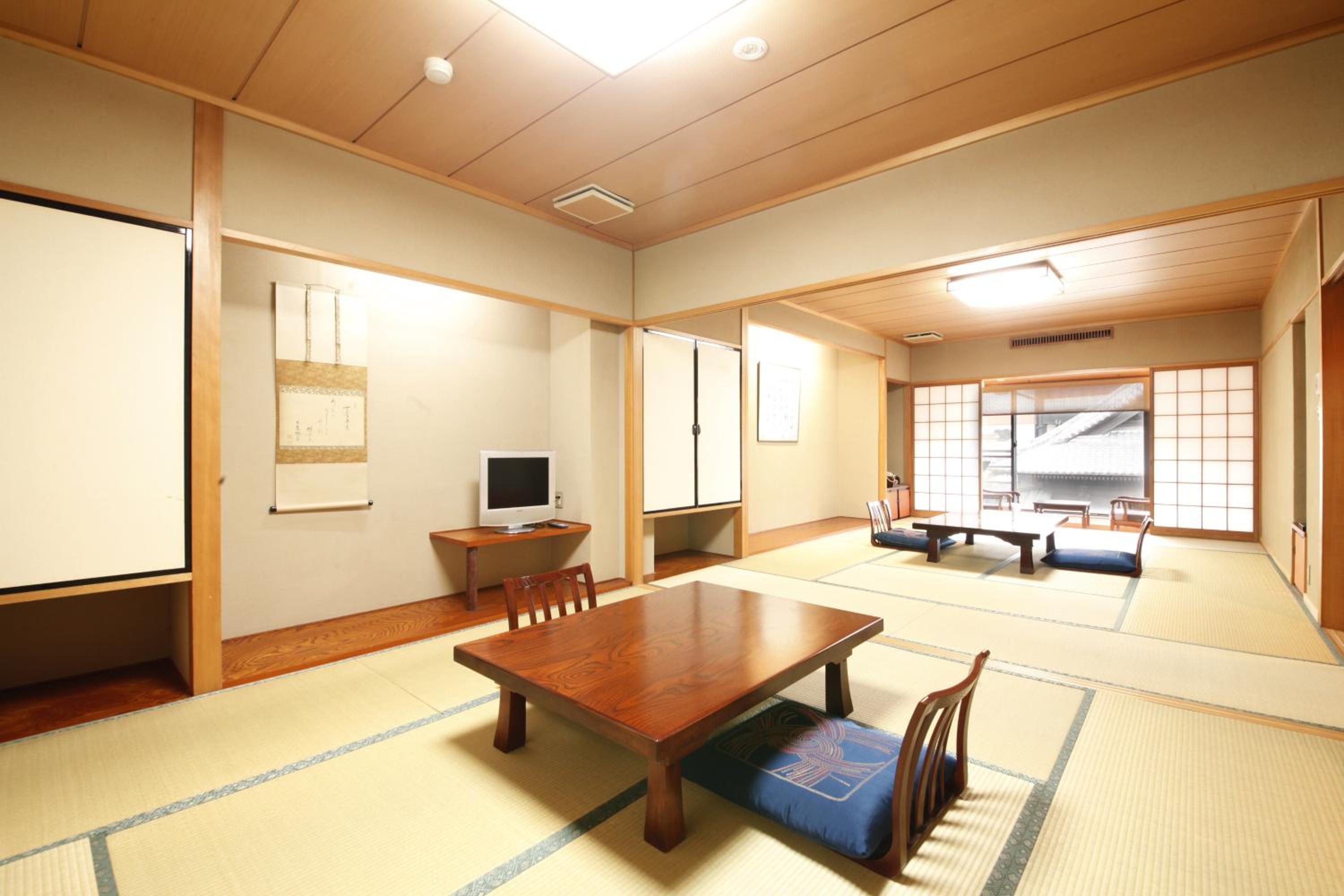 Deluxe Japanese-Style Room with Private Bathroom - Naritasan Temple View photo 3