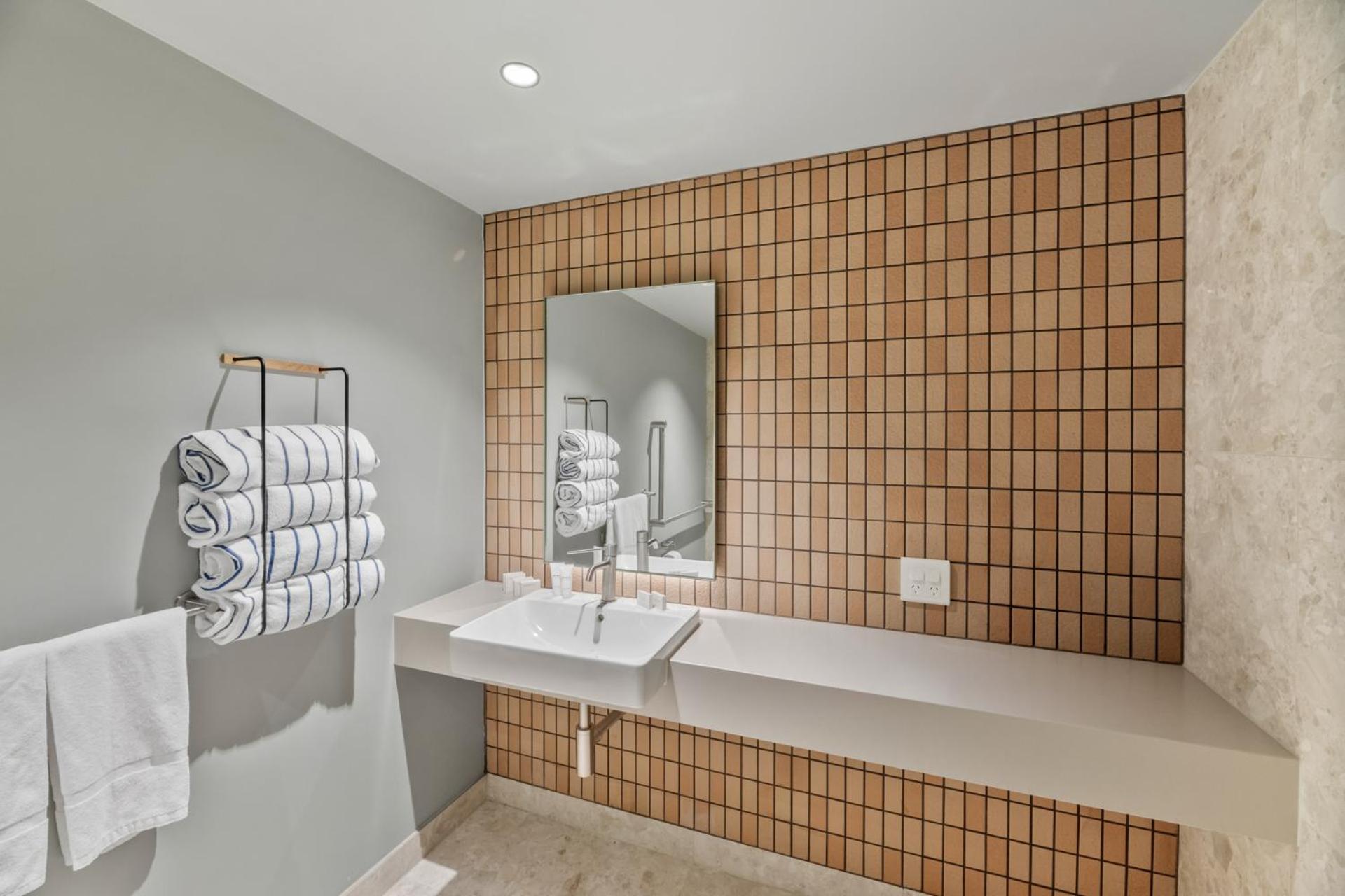 Two-Bedroom Suite - Free Wifi and Parking - Photo 3