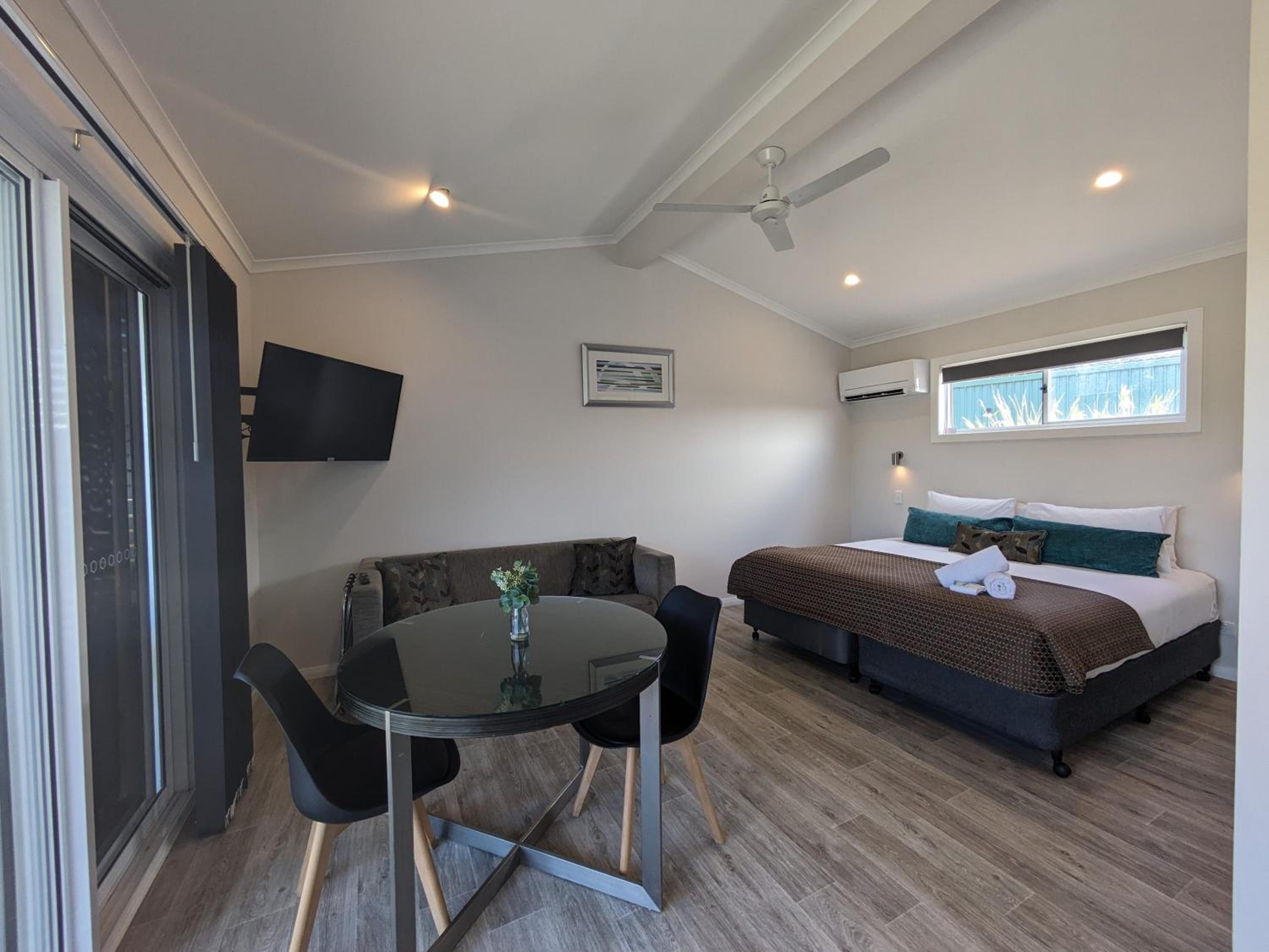 Deluxe Studio Suite (No Pet) photo 1