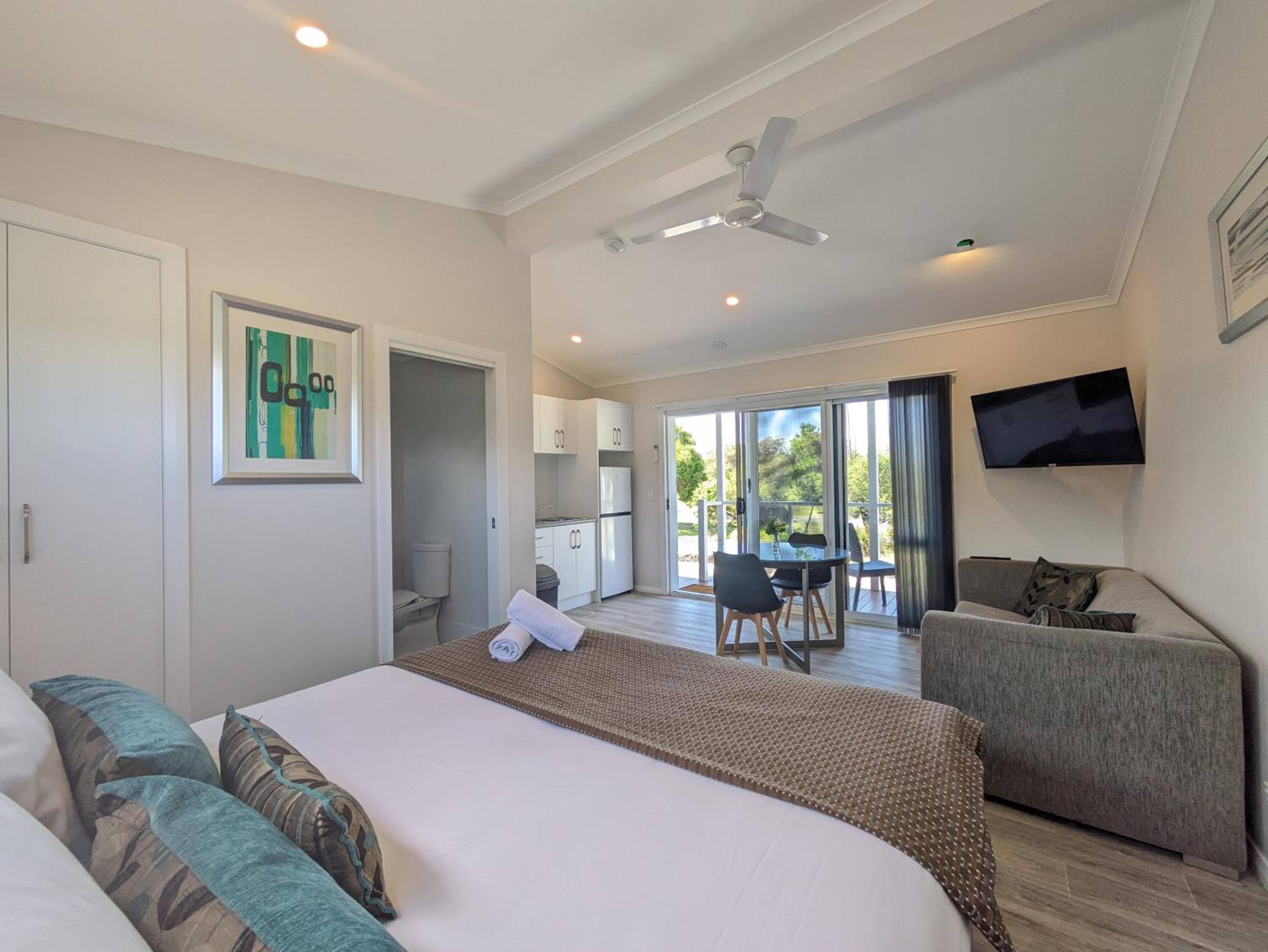 Deluxe Studio Suite (No Pet) photo 2