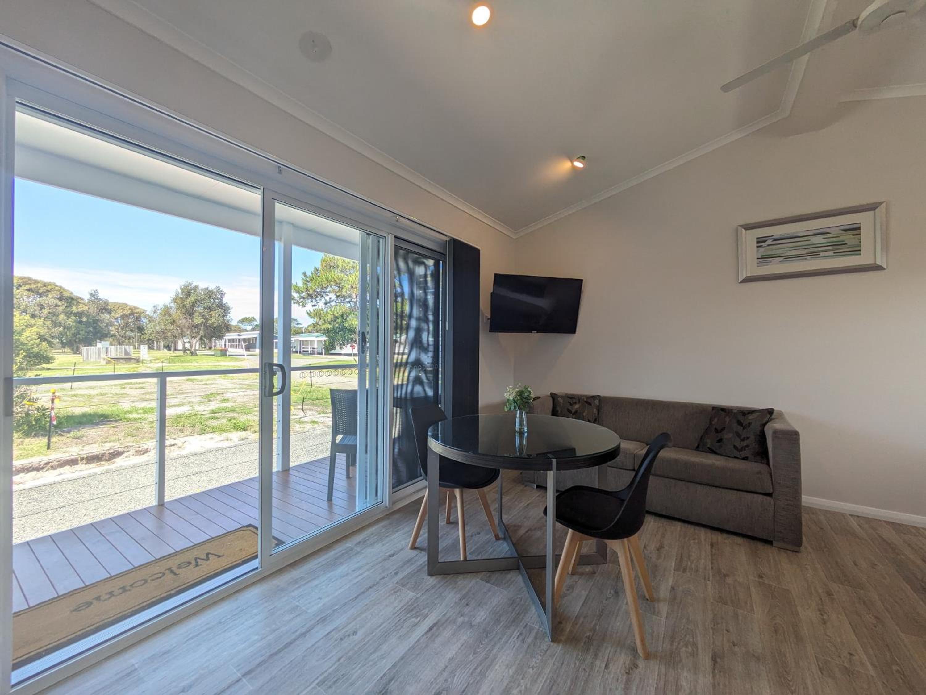 Deluxe Studio Suite (No Pet) photo 3
