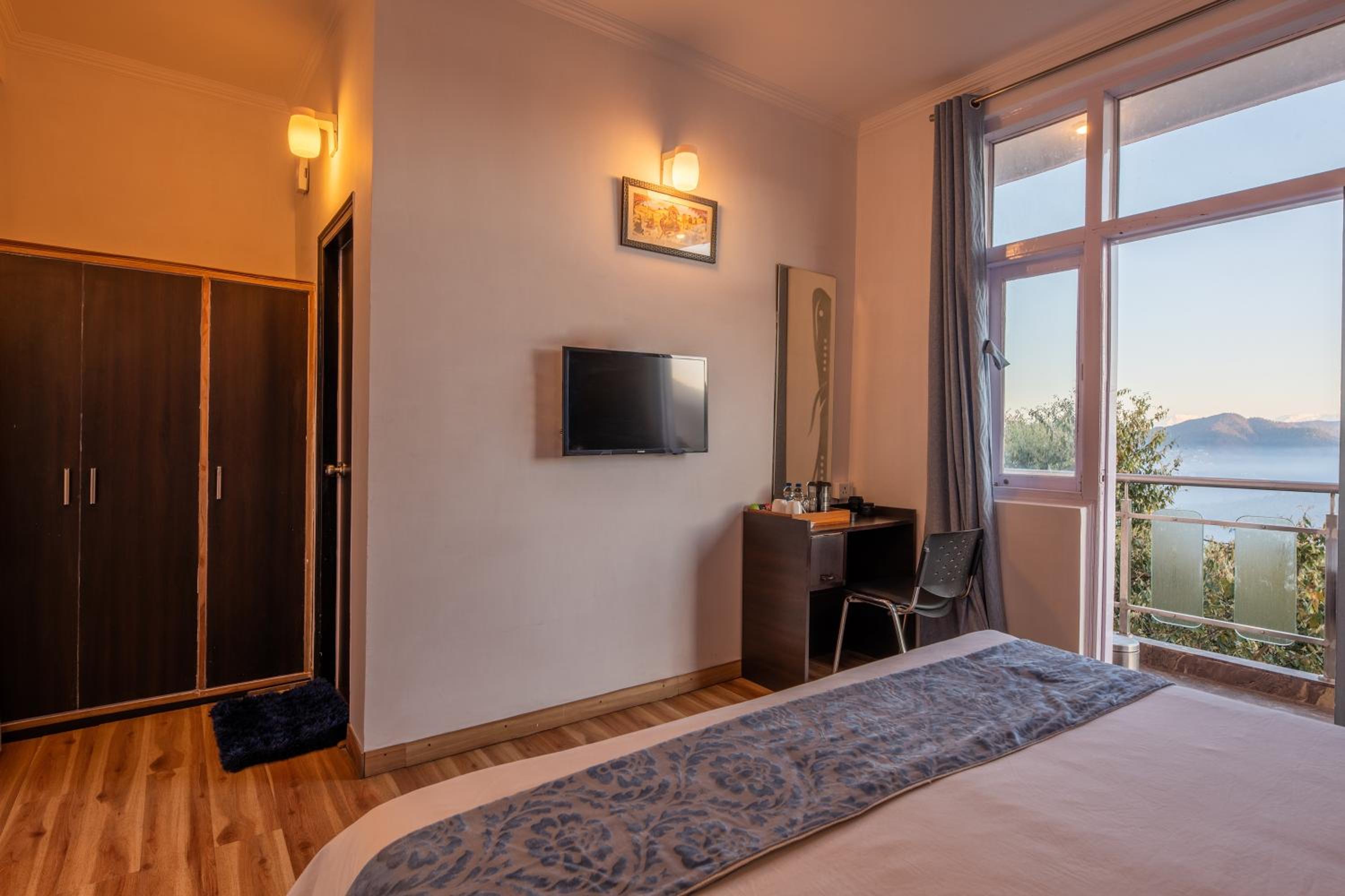 King Room with Mountain View photo 2