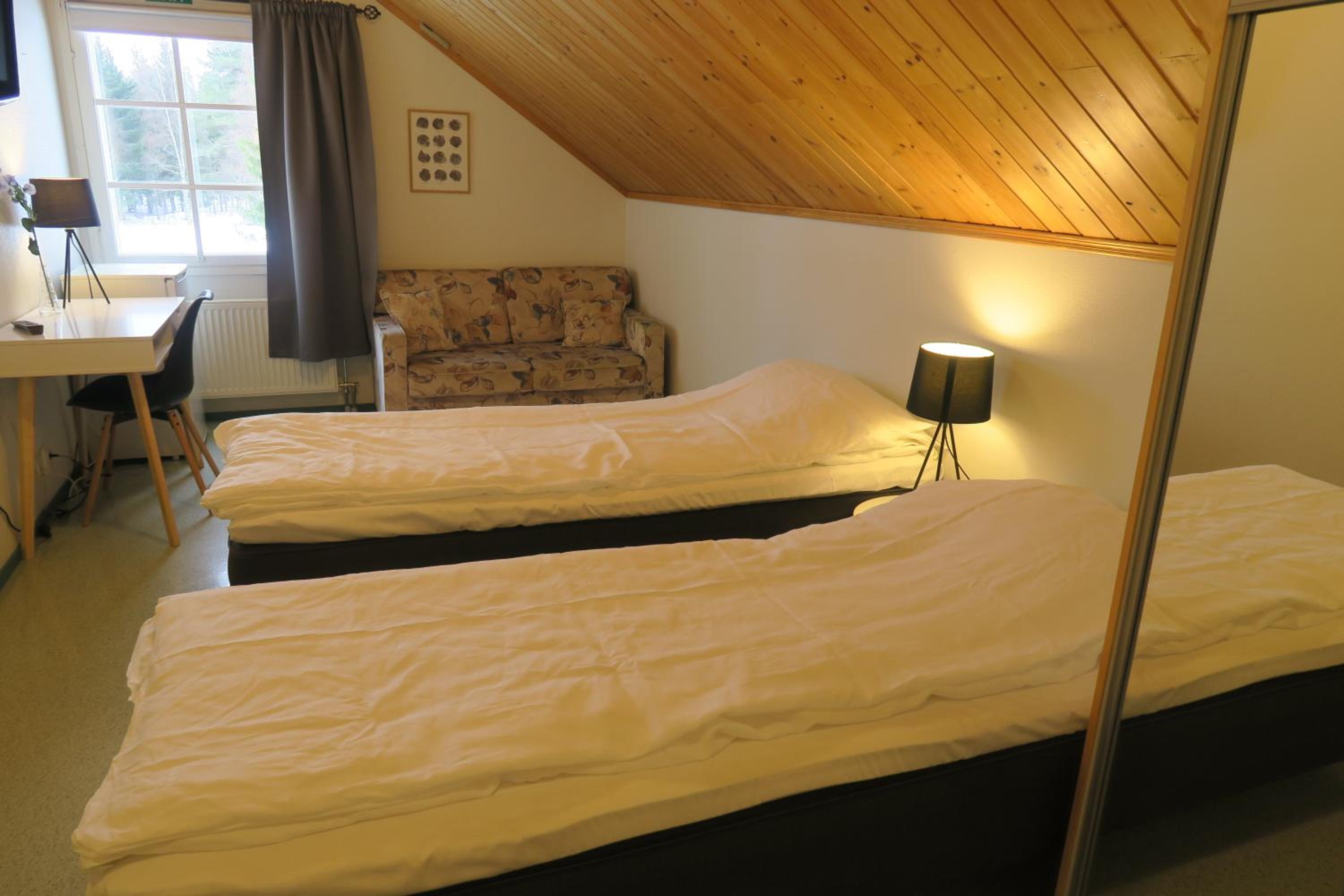 Twin Room with Private Bathroom - Photo 7