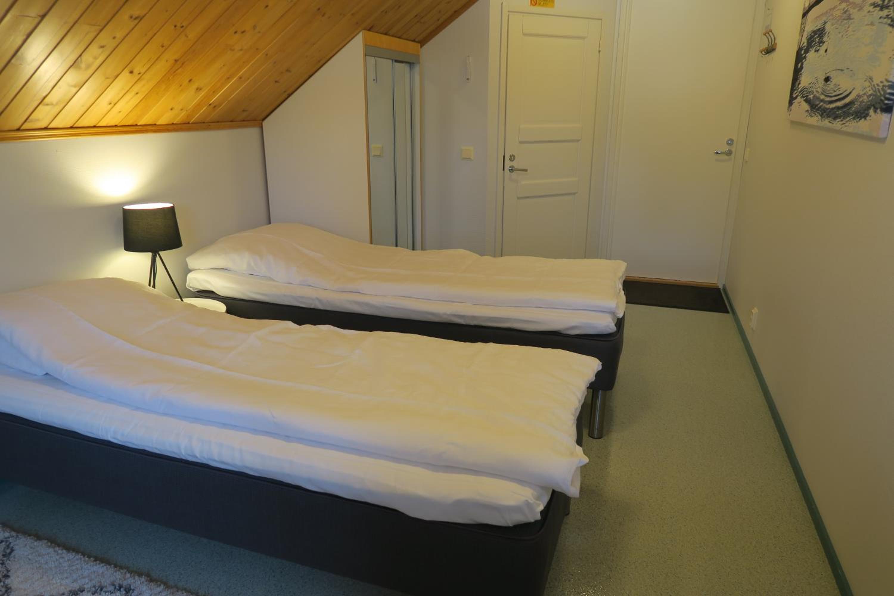 Twin Room with Private Bathroom - Photo 6