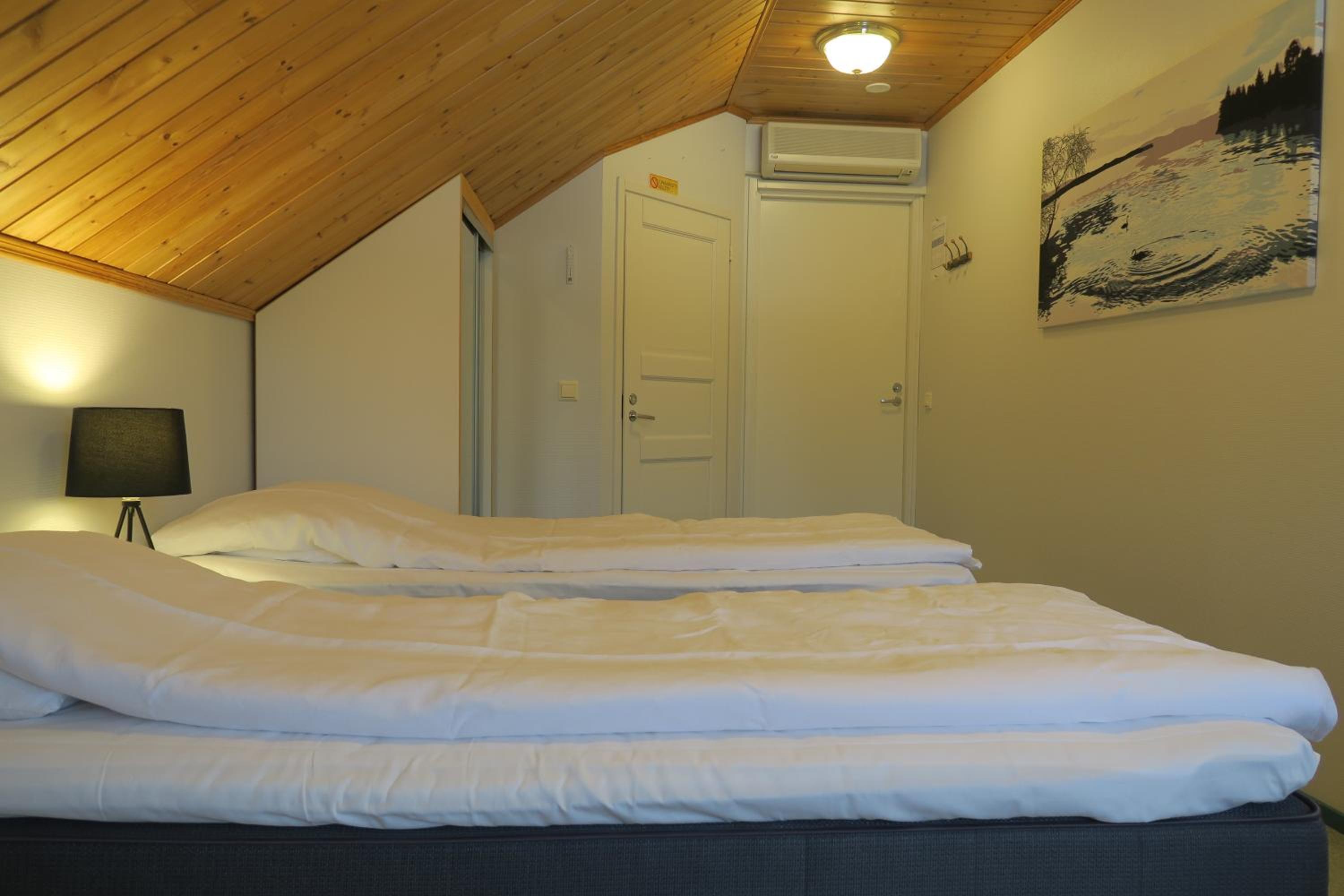 Twin Room with Private Bathroom - Photo 5