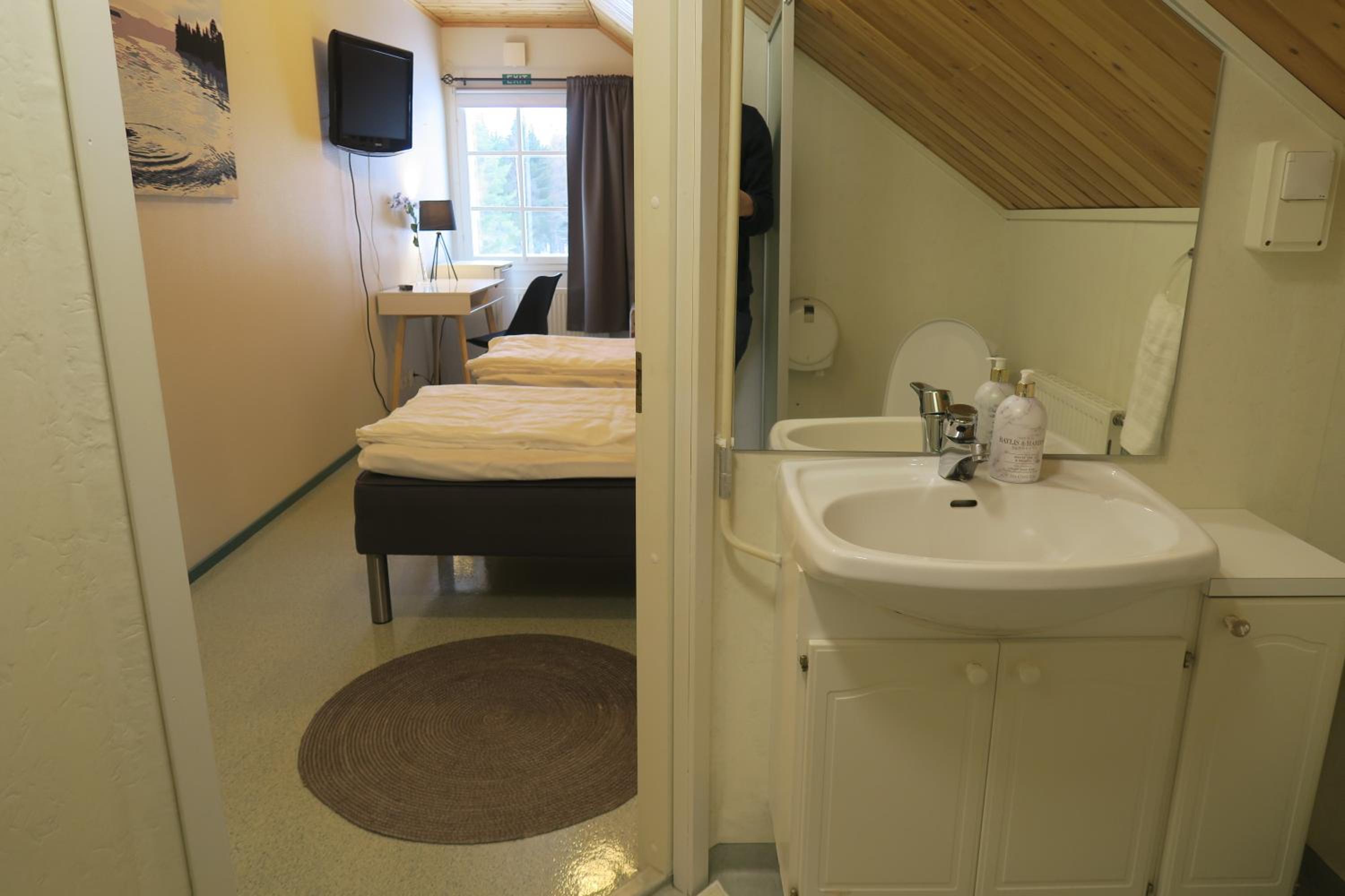 Twin Room with Private Bathroom - Photo 3