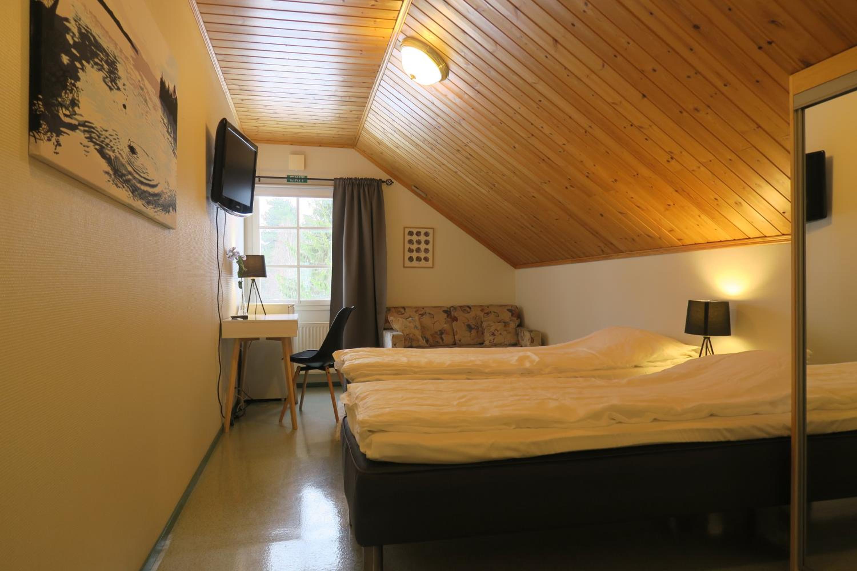 Twin Room with Private Bathroom - Photo 4