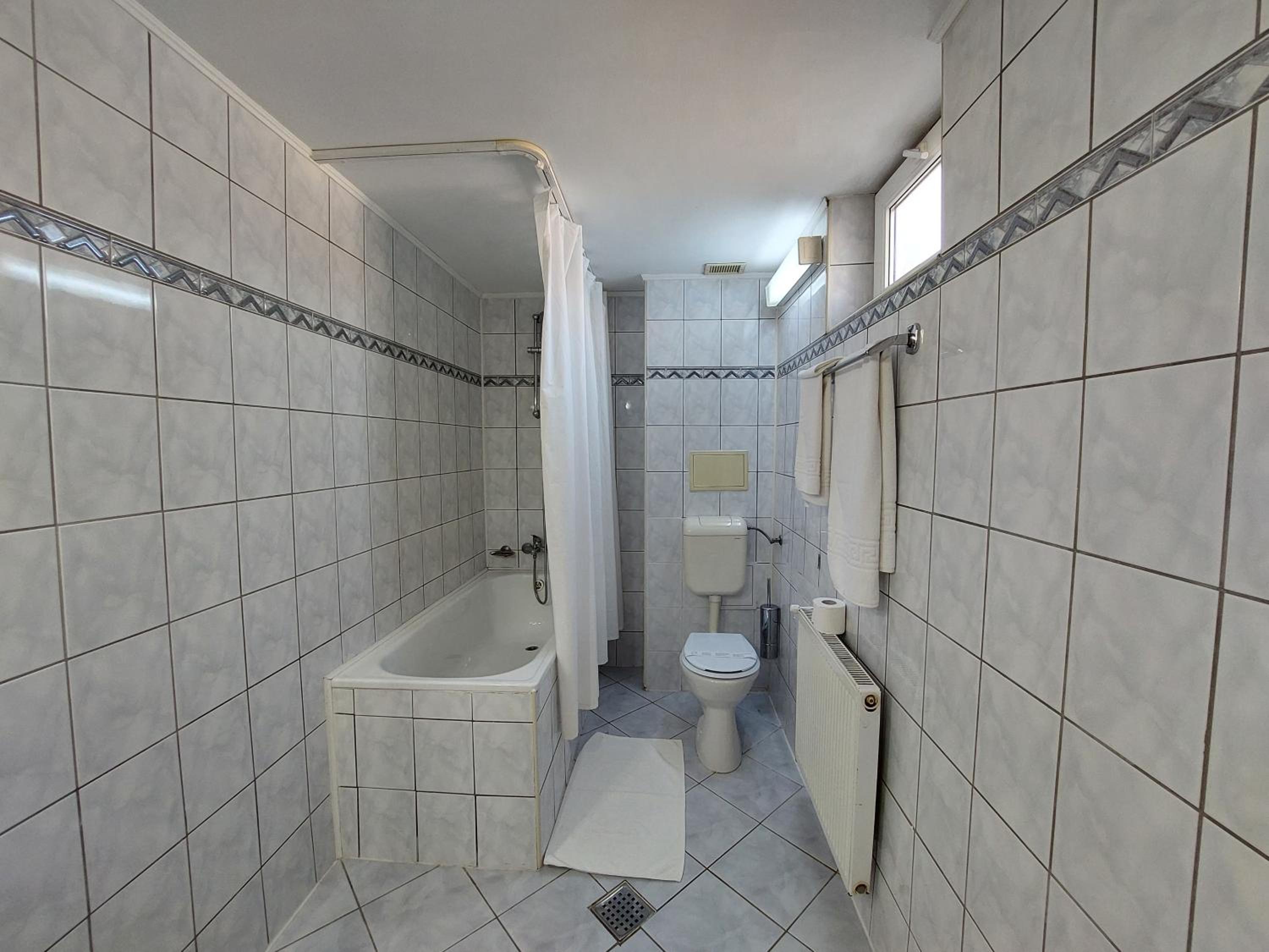 One-Bedroom Suite - Photo 9