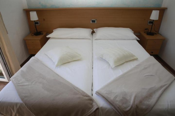 Double or Twin Room - Photo 8