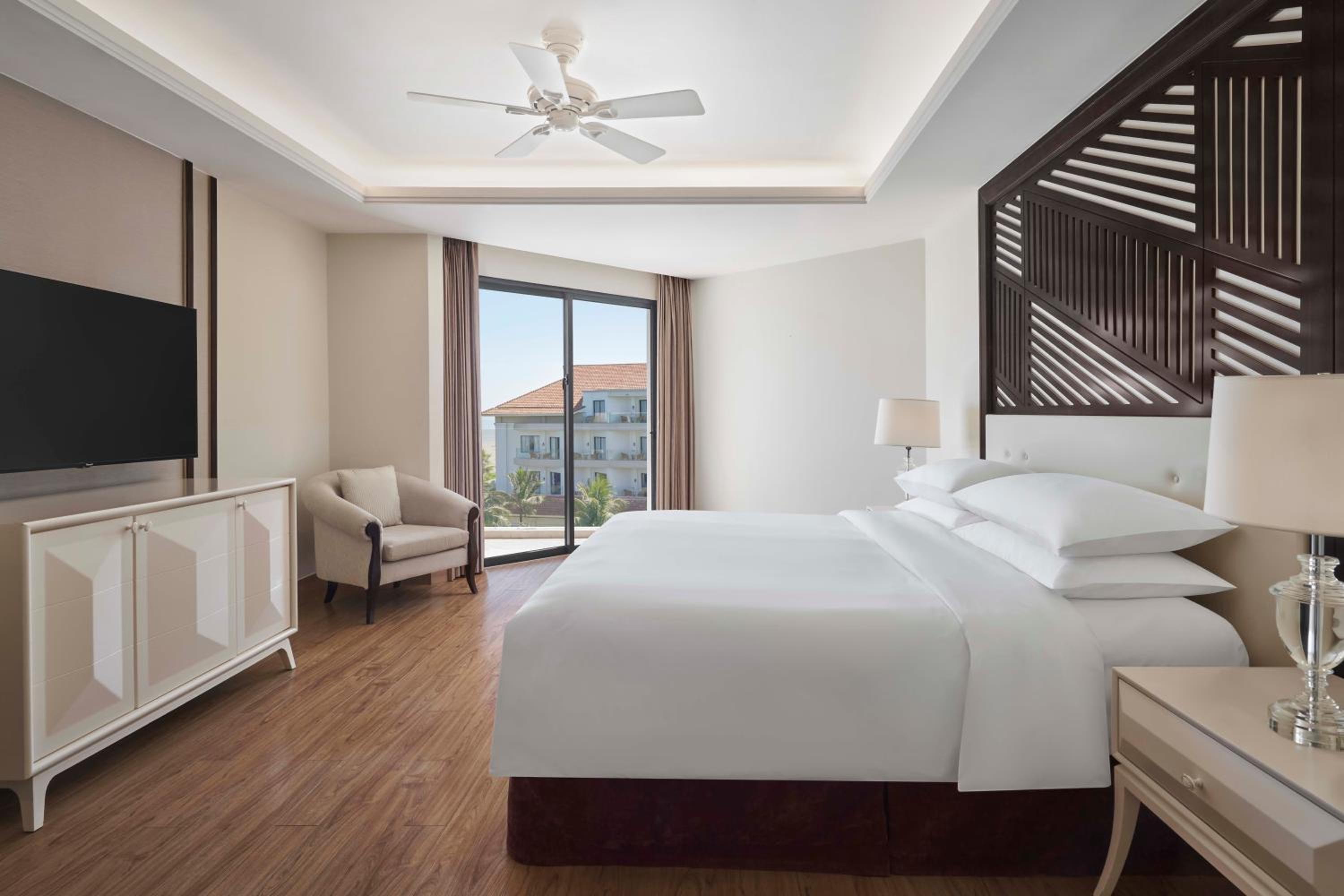 Deluxe King Room with Garden View and Balcony