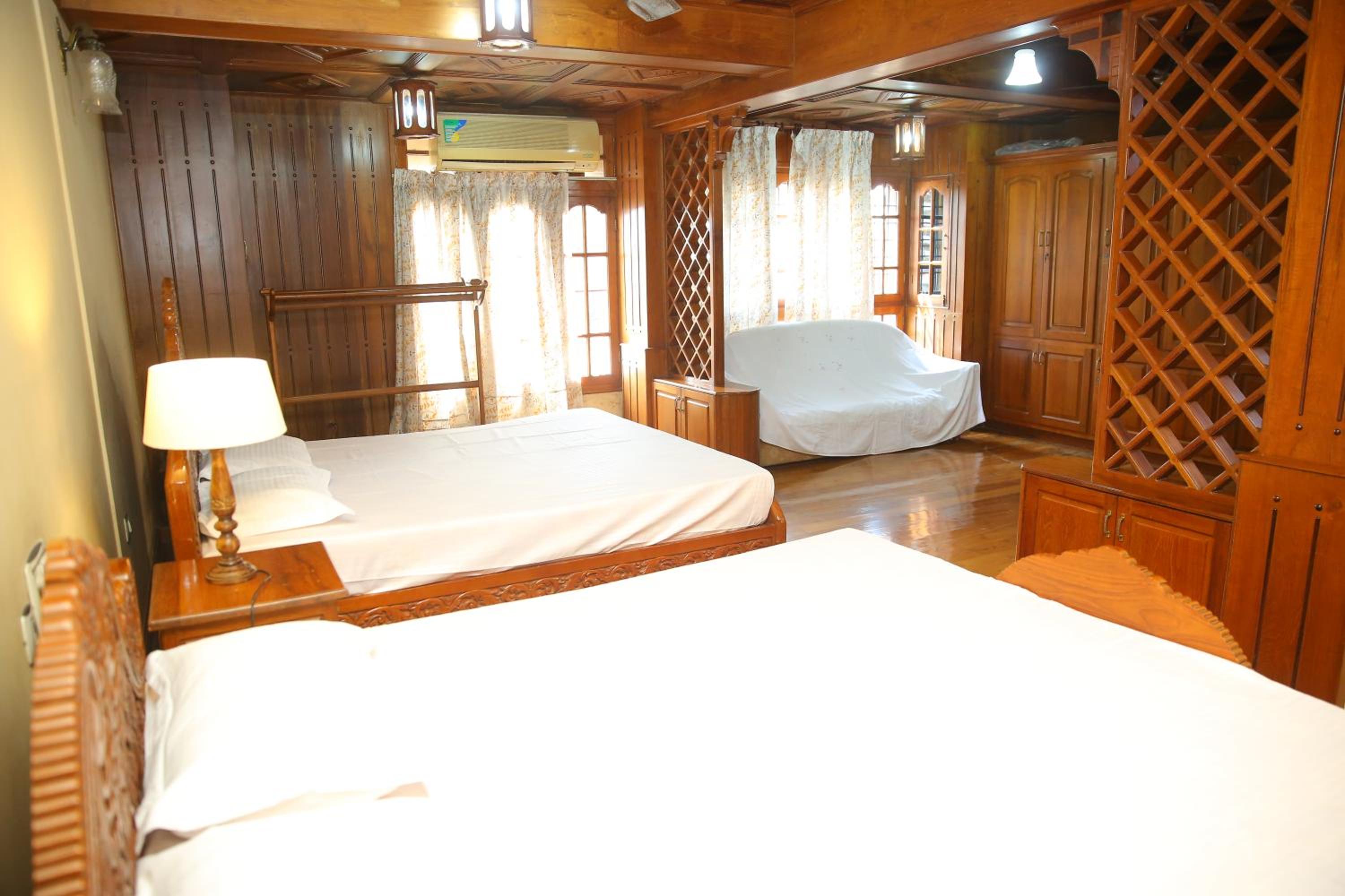 Superior Family Room photo 1