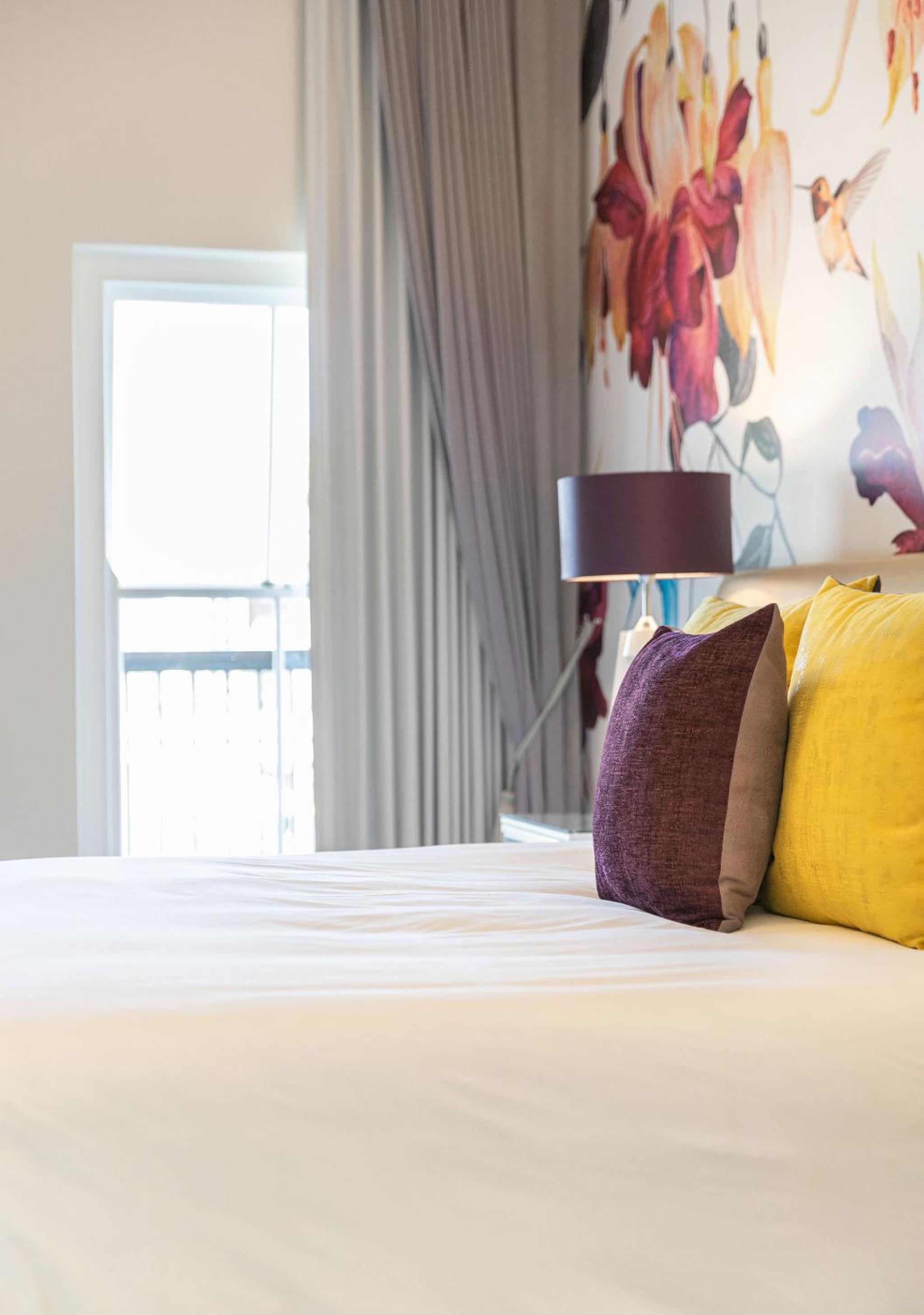 Deluxe Guest Room, 1 King - Photo 1