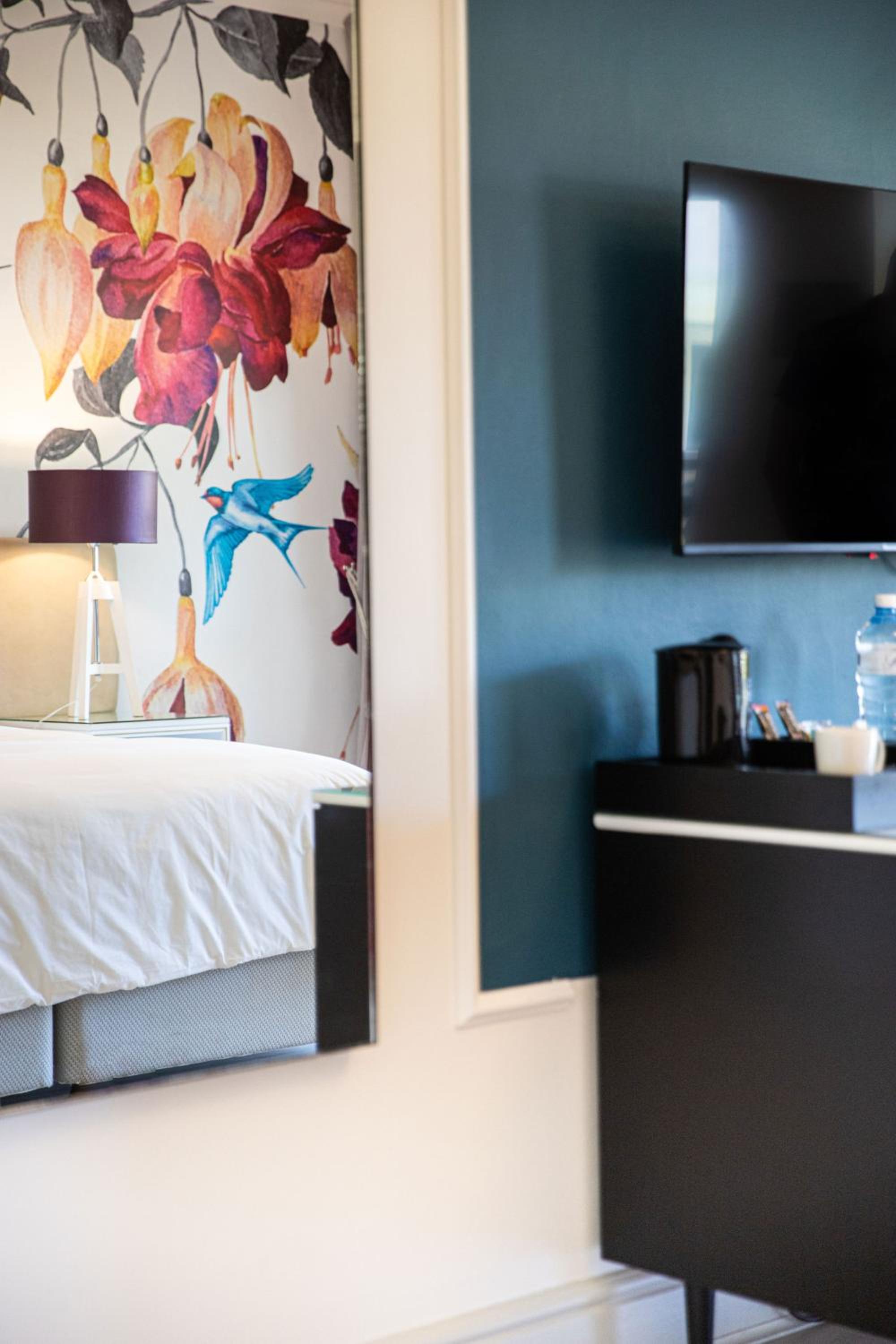 Deluxe Guest Room, 1 King - Photo 3