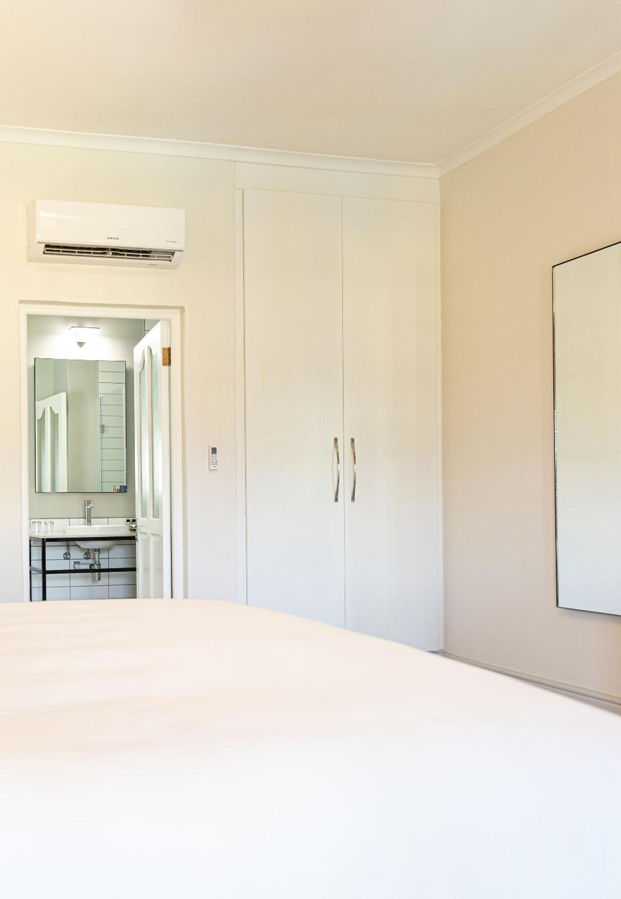 Deluxe Guest Room, 1 King - Photo 6