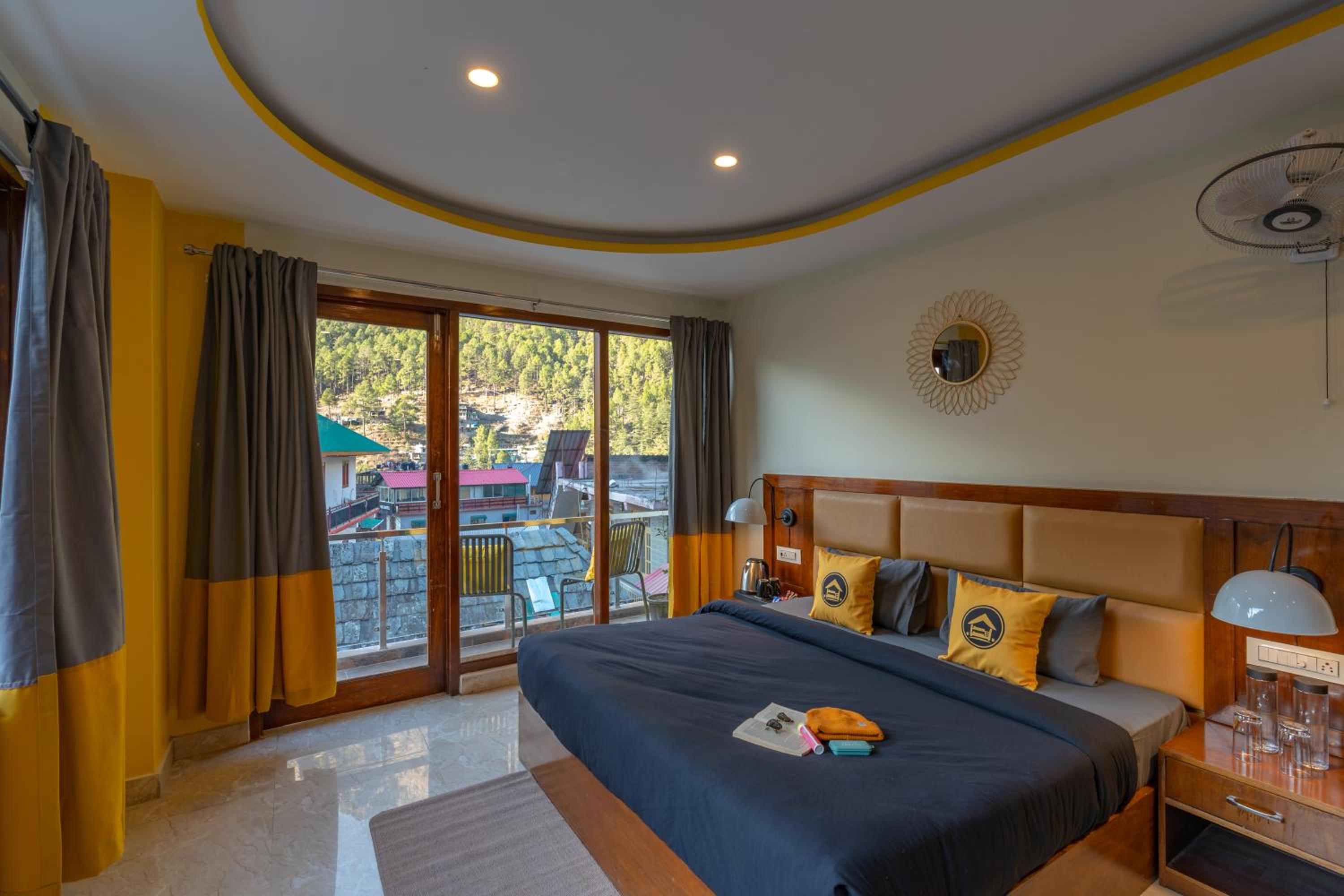 Standard Double Room with Balcony x B Block - Photo 4