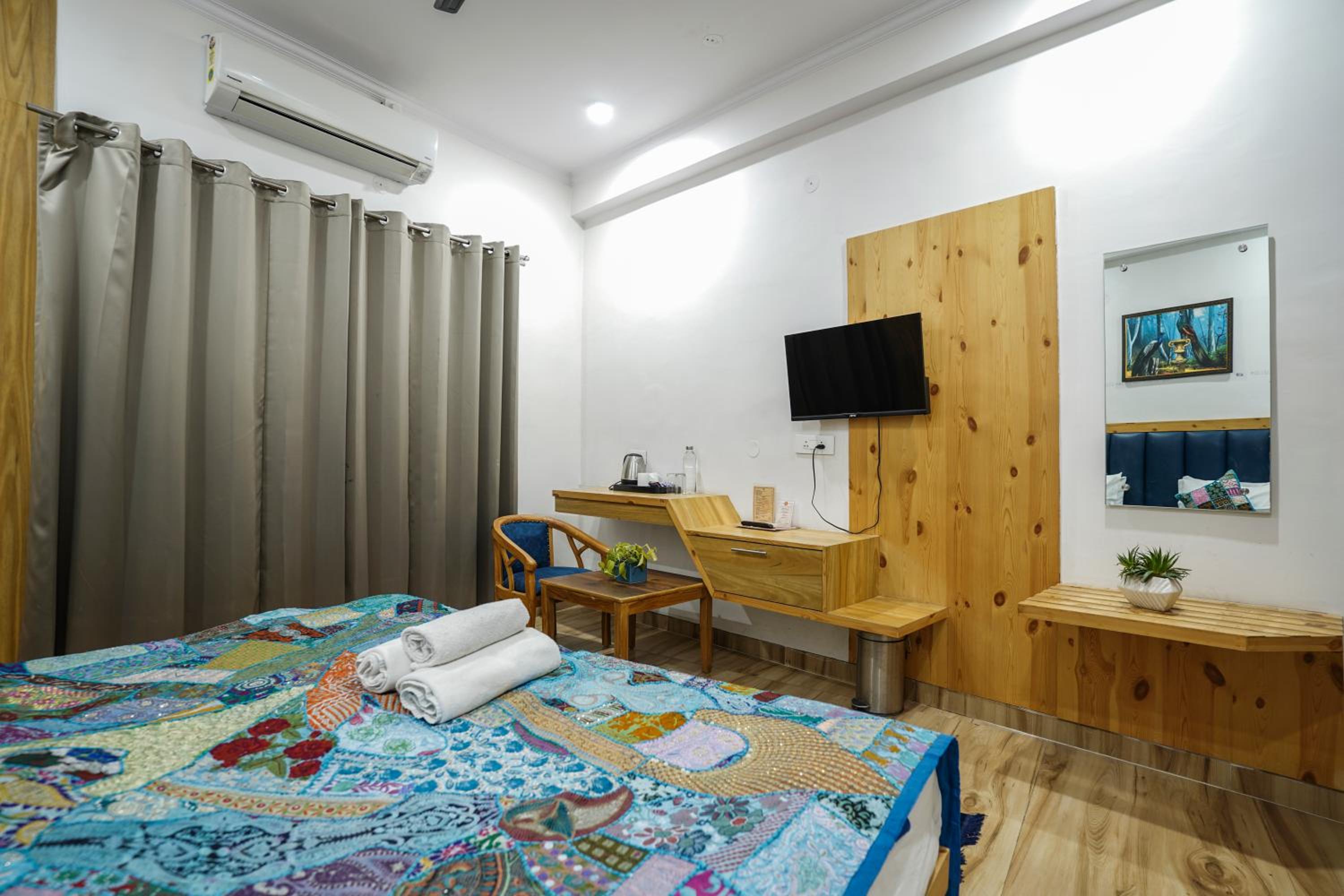 Deluxe Double Room with Balcony photo 2