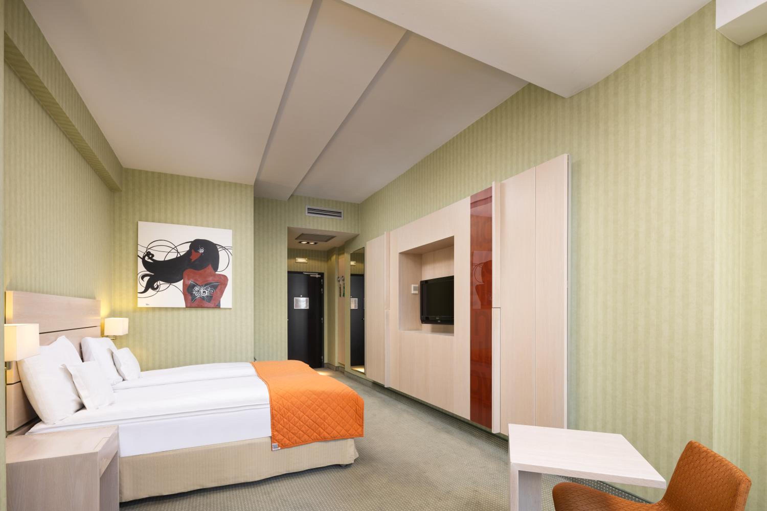 Standard King Room - Photo 6