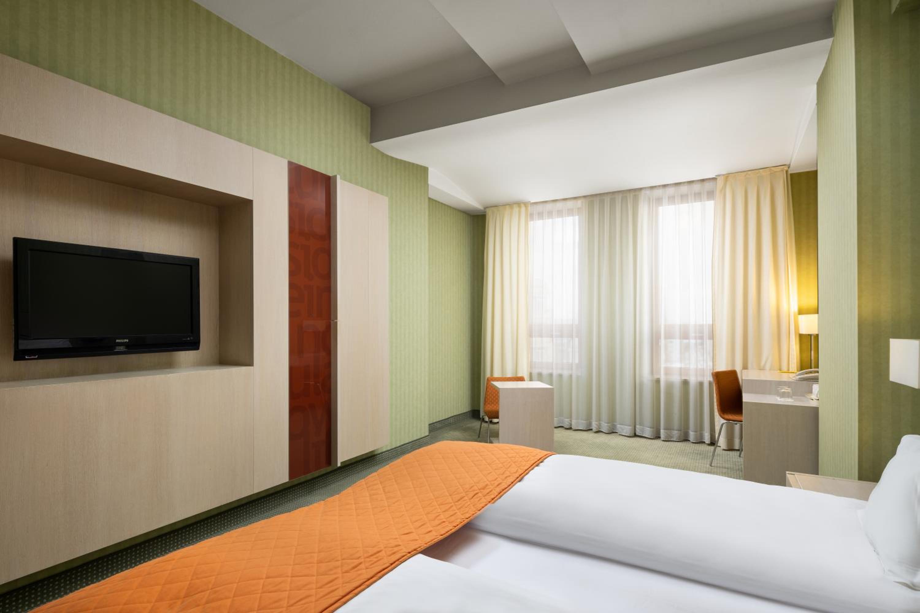 Standard King Room - Photo 7