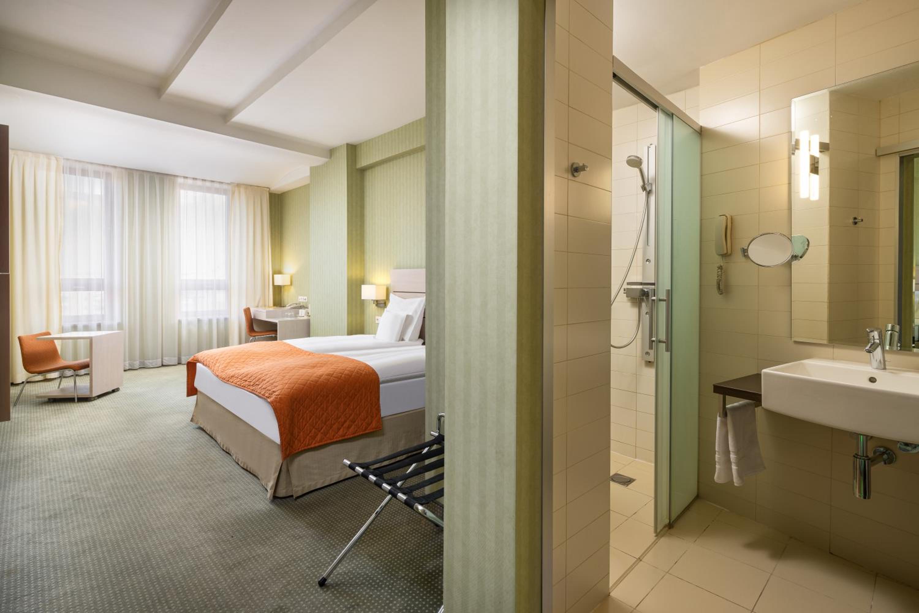 Standard King Room - Photo 3