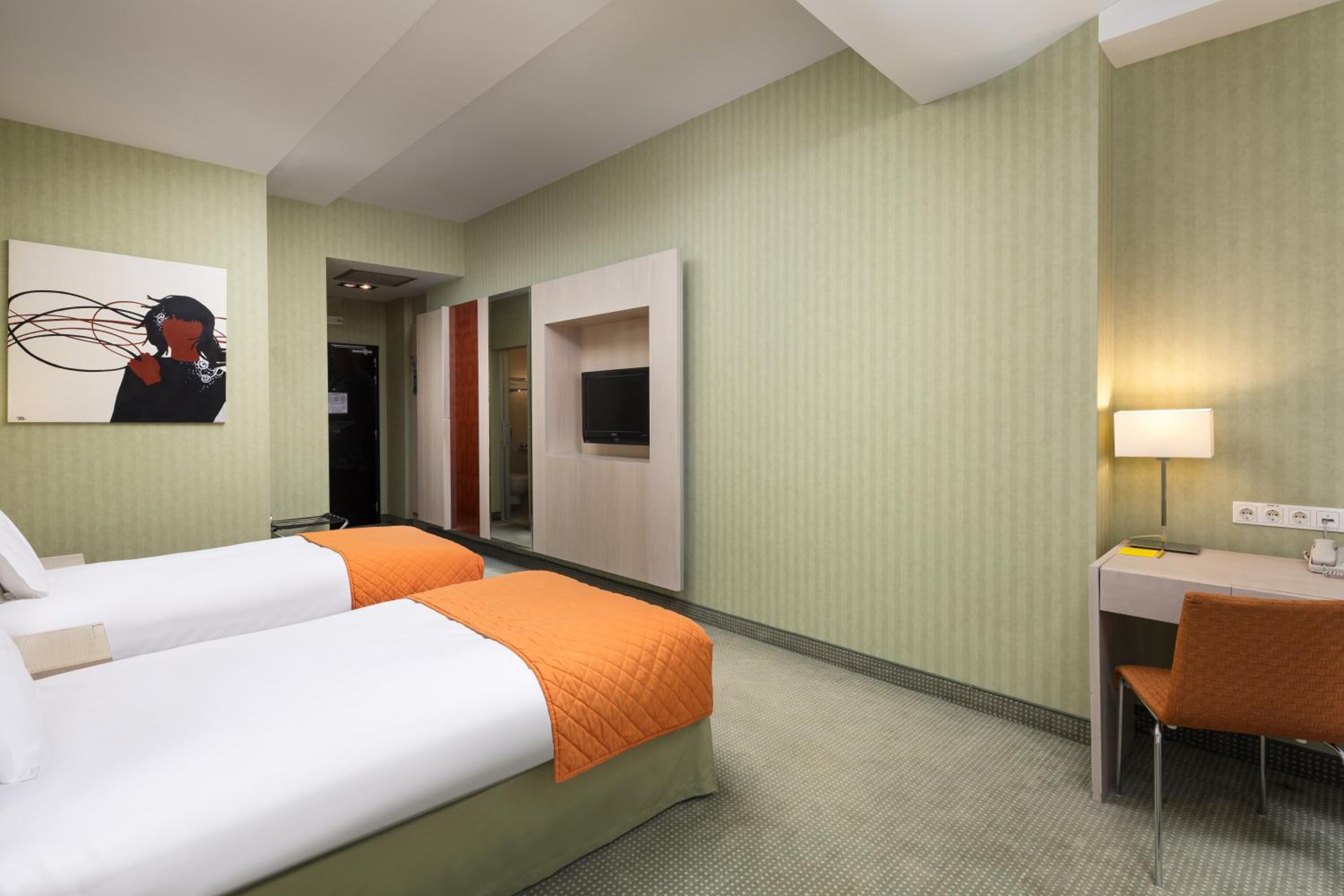 Standard Twin Room - Photo 4